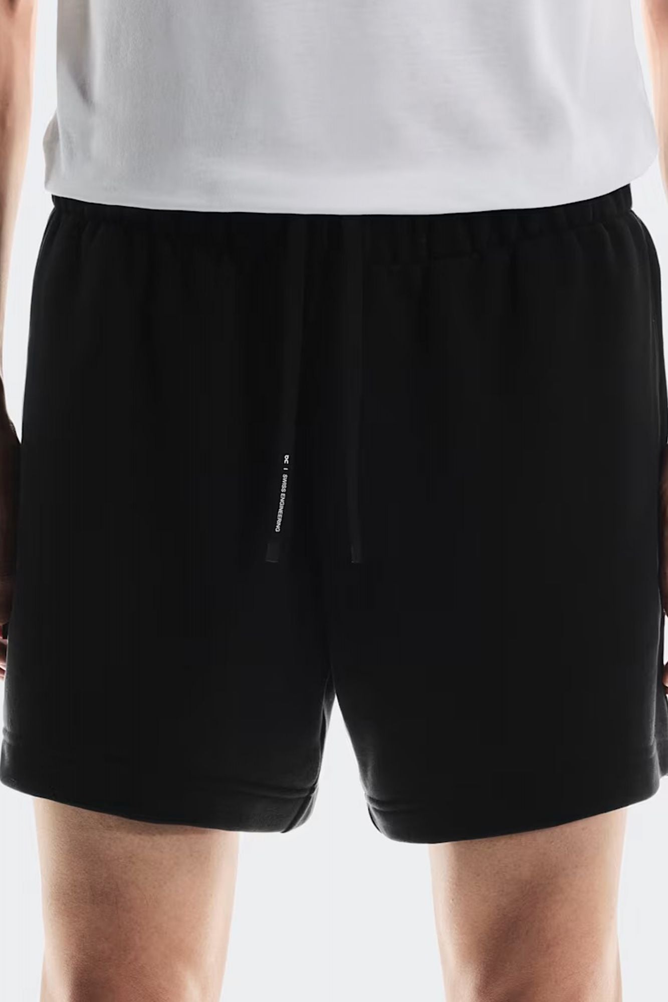 ON RUNNING CLUB SHORTS en color NEGRO (1)