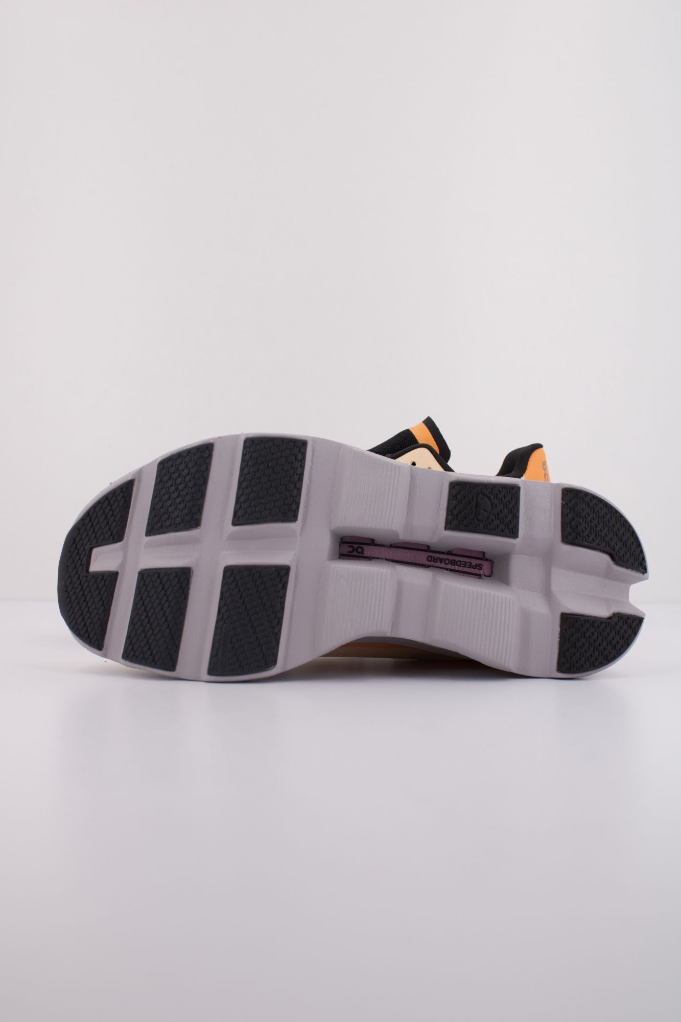 ON RUNNING 61 97651 en color AMARILLO (5)