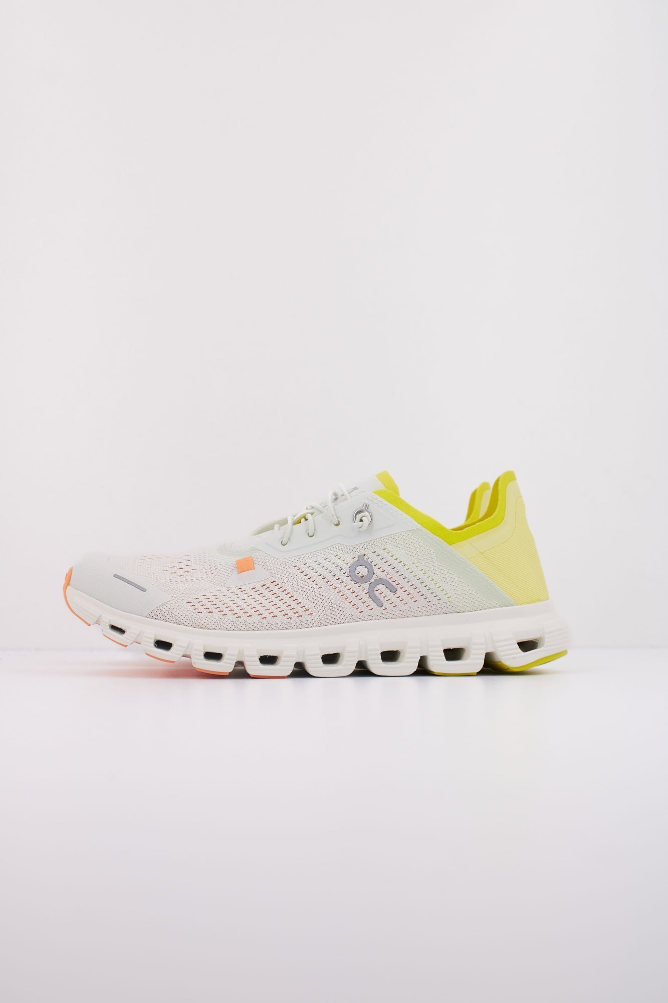 ON RUNNING CLOUD 6 COAST en color BLANCO (1)