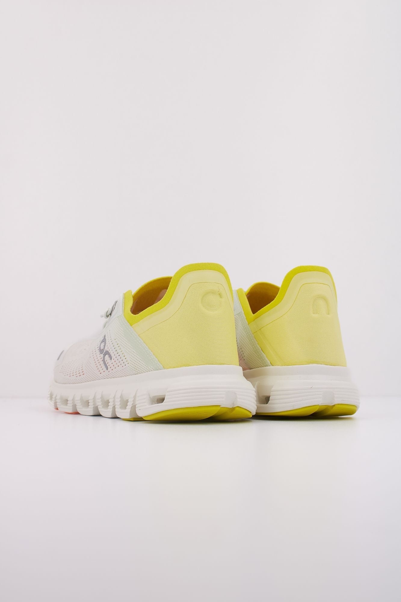 ON RUNNING CLOUD 6 COAST en color BLANCO (4)