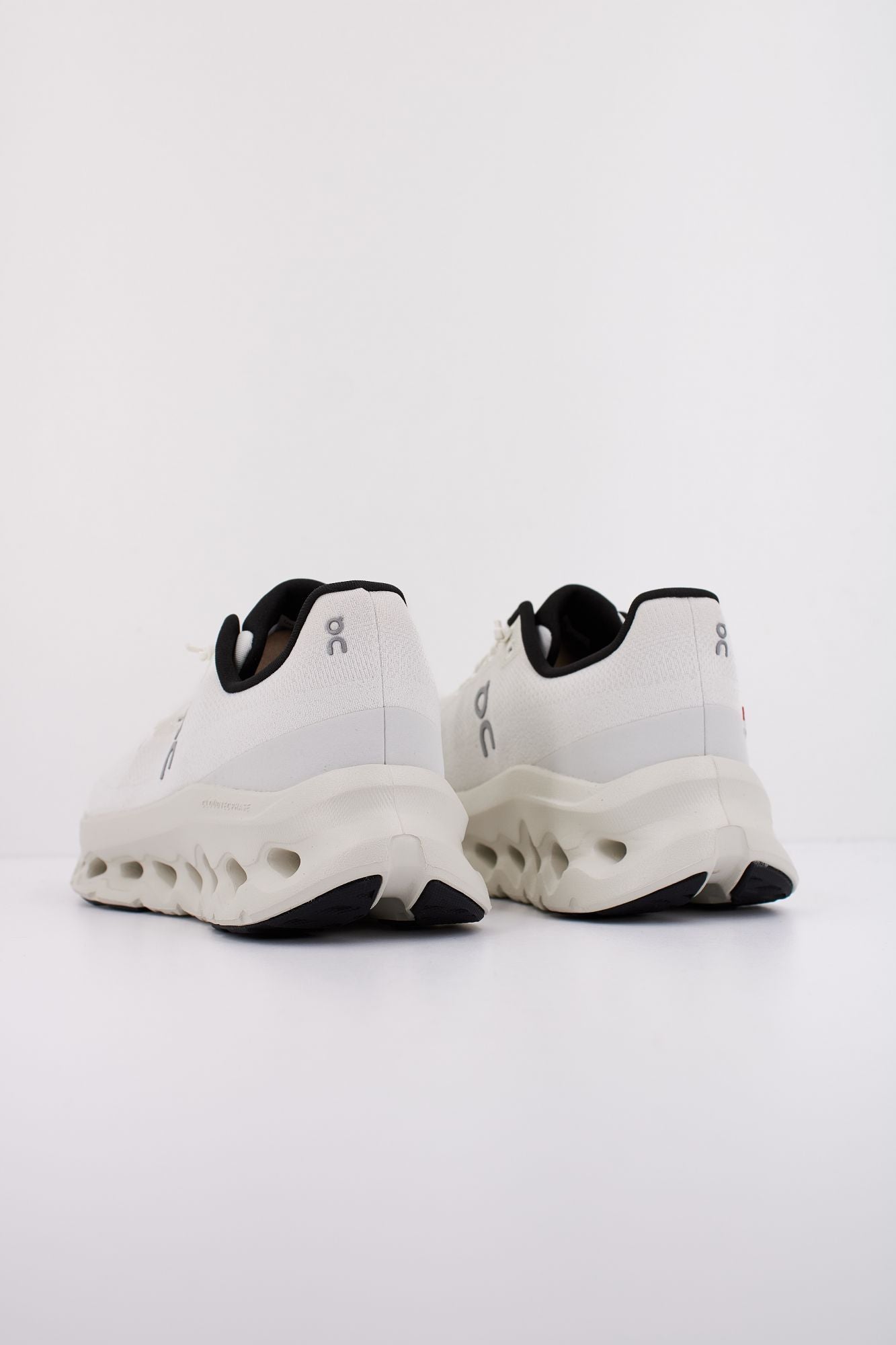 ON RUNNING  CLOUDTILT en color BLANCO (4)