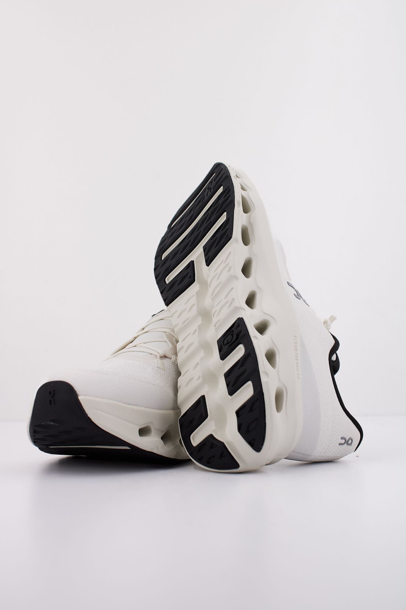 ON RUNNING  CLOUDTILT en color BLANCO (5)