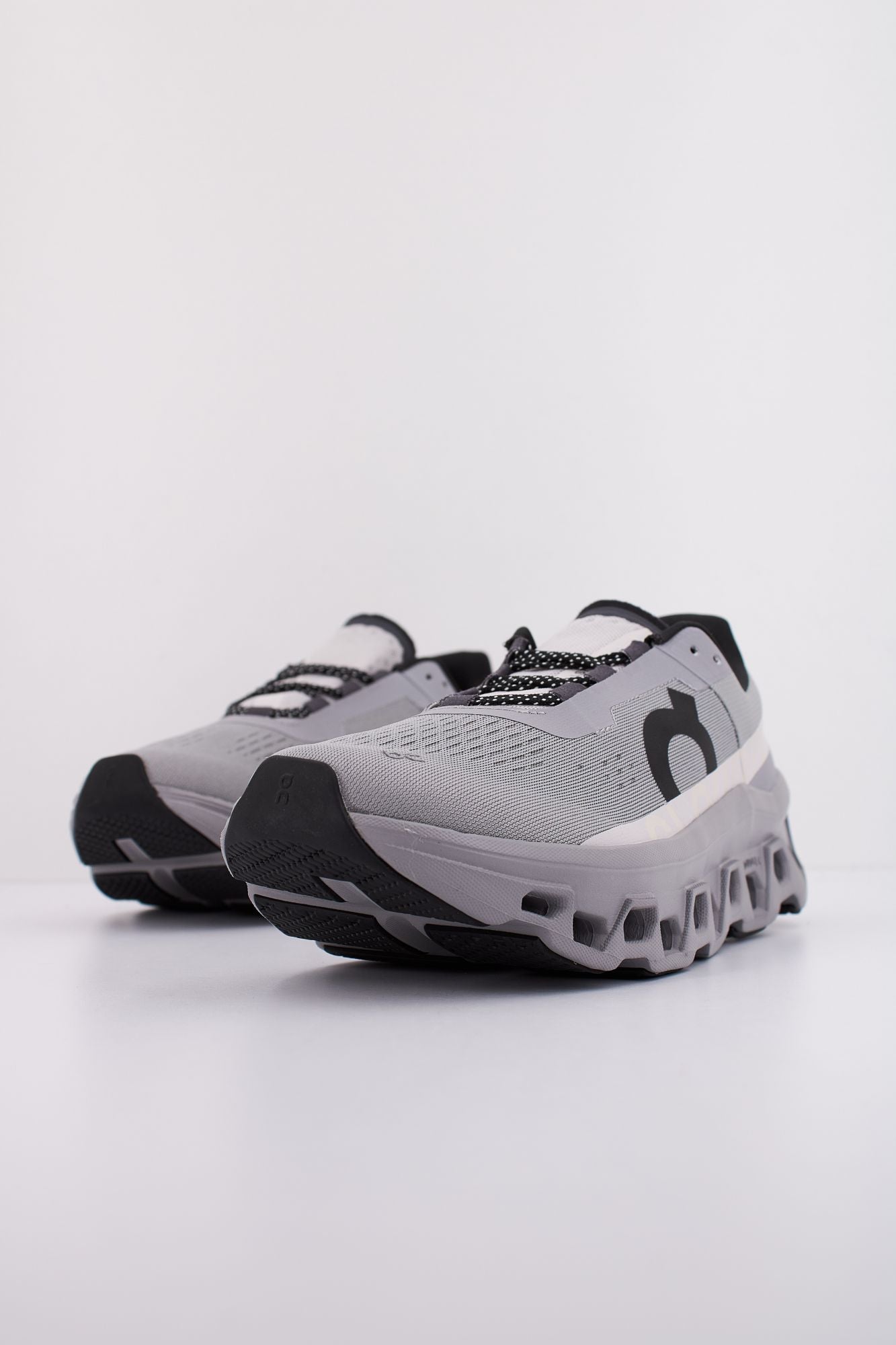 ON RUNNING CLOUDMONSTER en color GRIS (2)