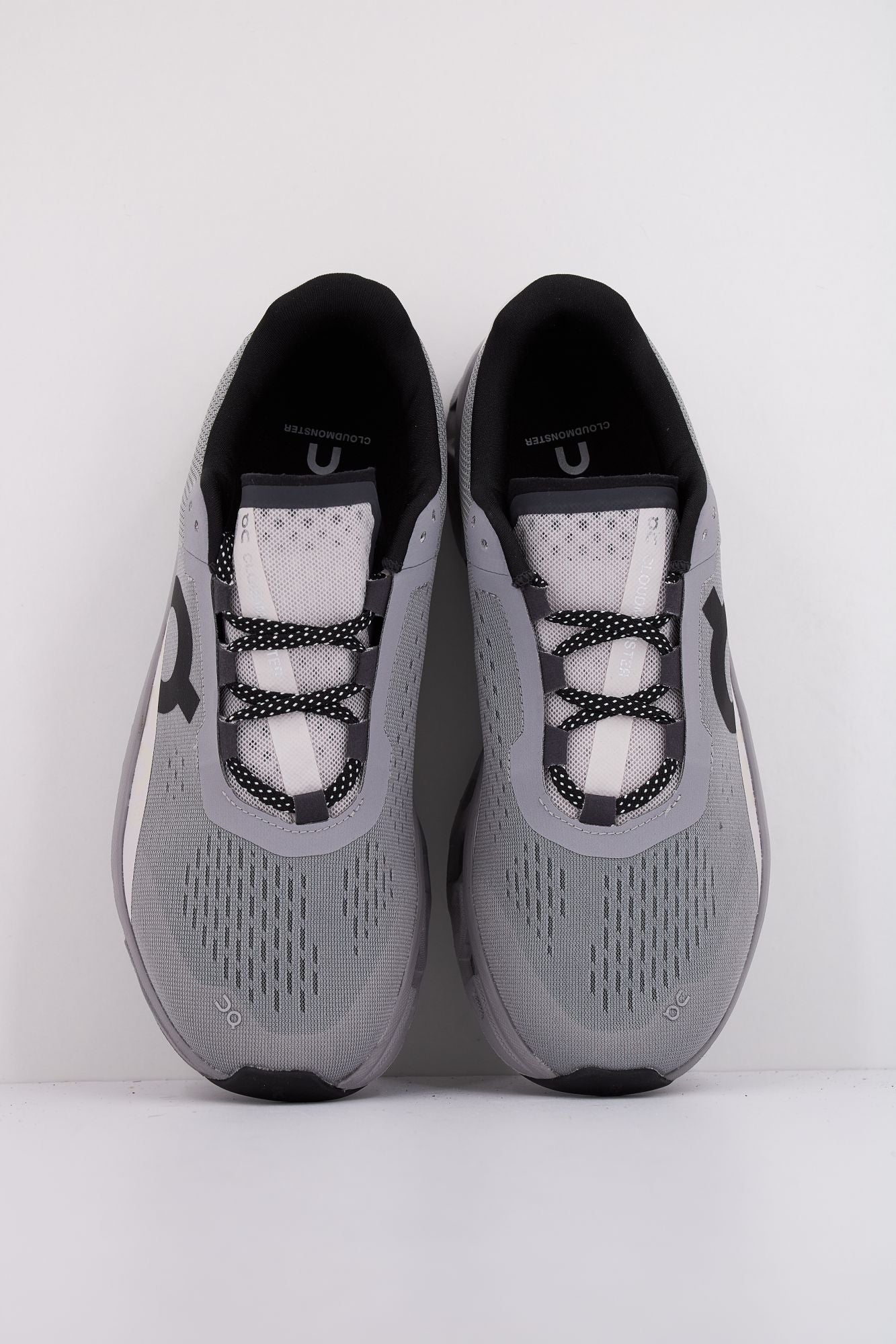 ON RUNNING CLOUDMONSTER en color GRIS (3)