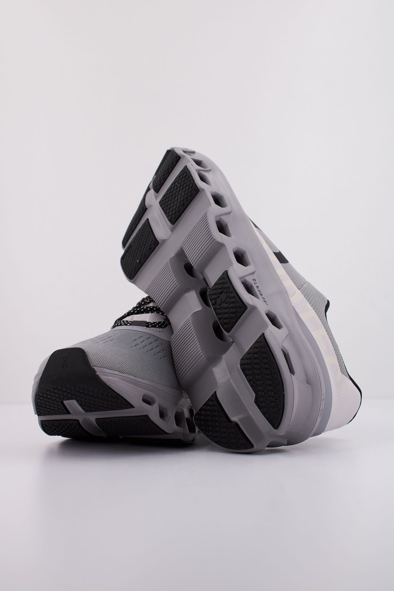 ON RUNNING CLOUDMONSTER en color GRIS (5)