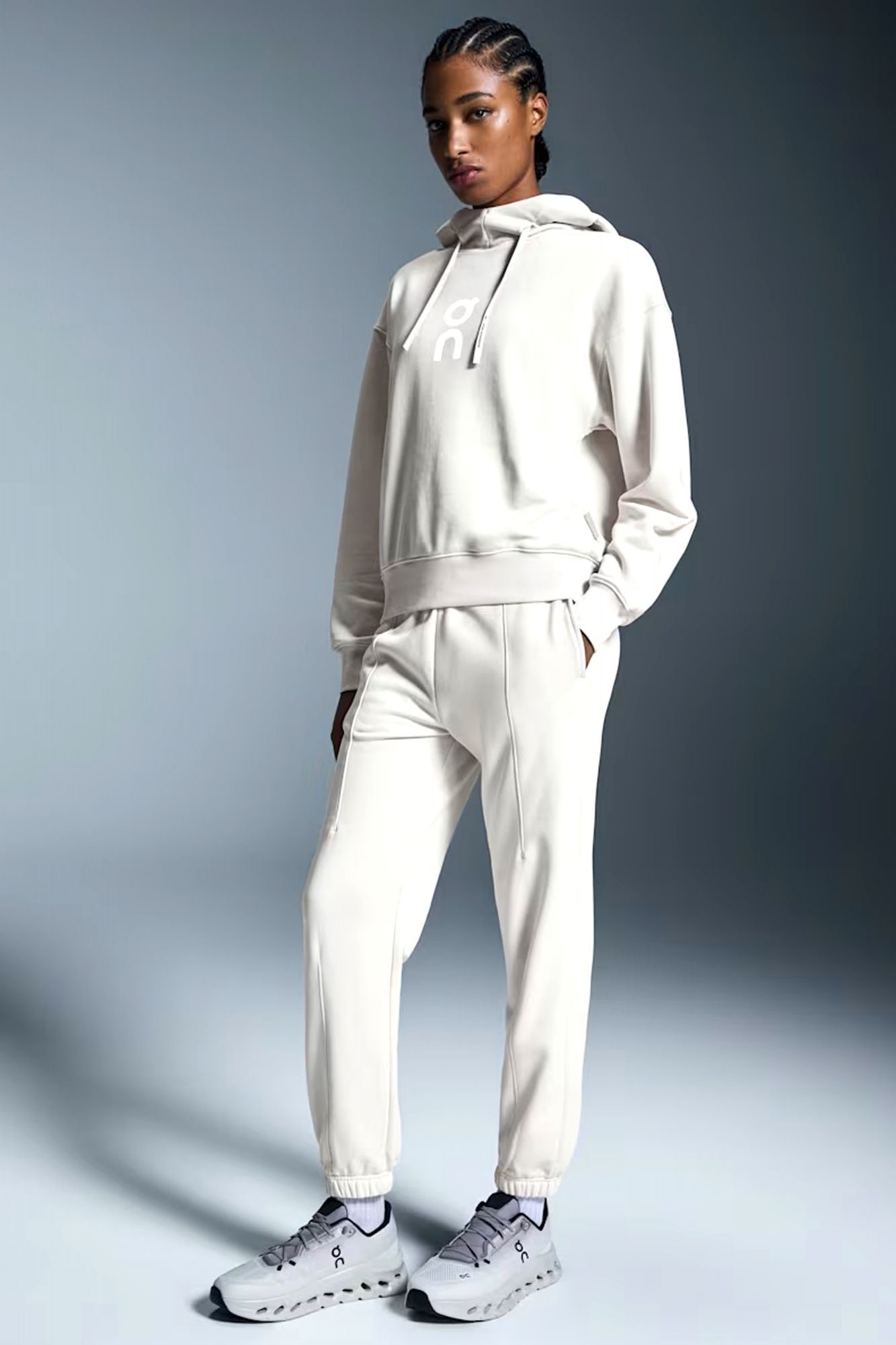 ON RUNNING CLUB PANTS en color BEIS (1)