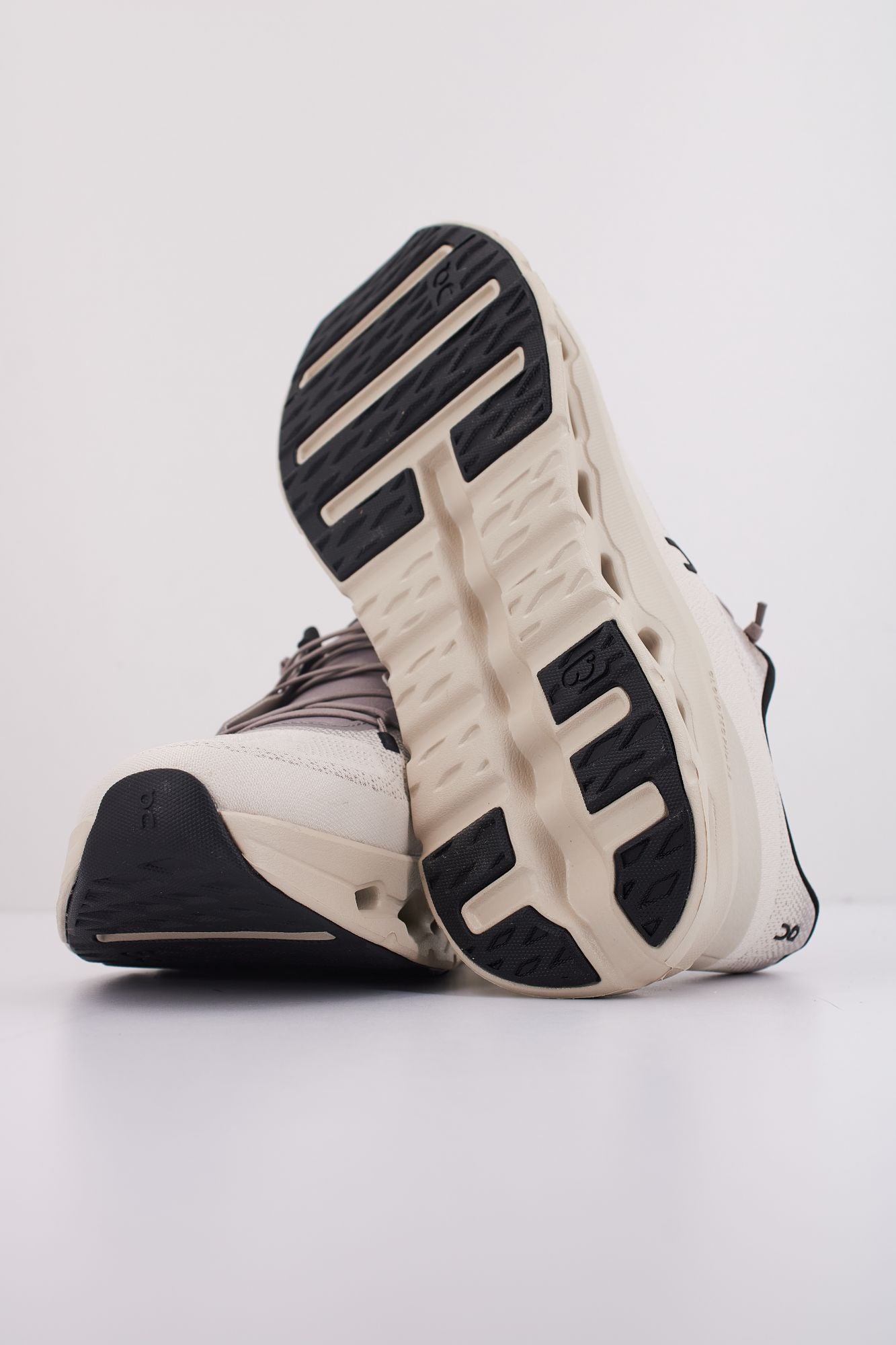 ON RUNNING CLOUDTILT en color BEIS (5)