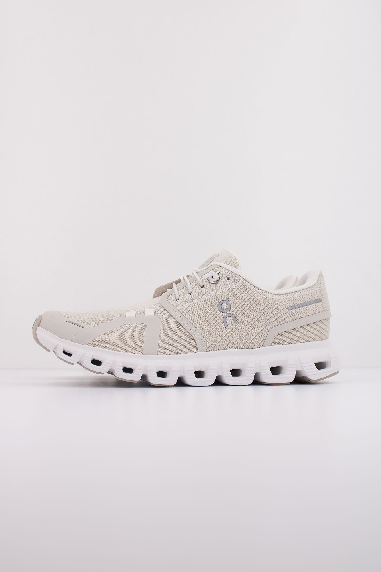 ON RUNNING CLOUD 6 en color MARRON CLARO (1)