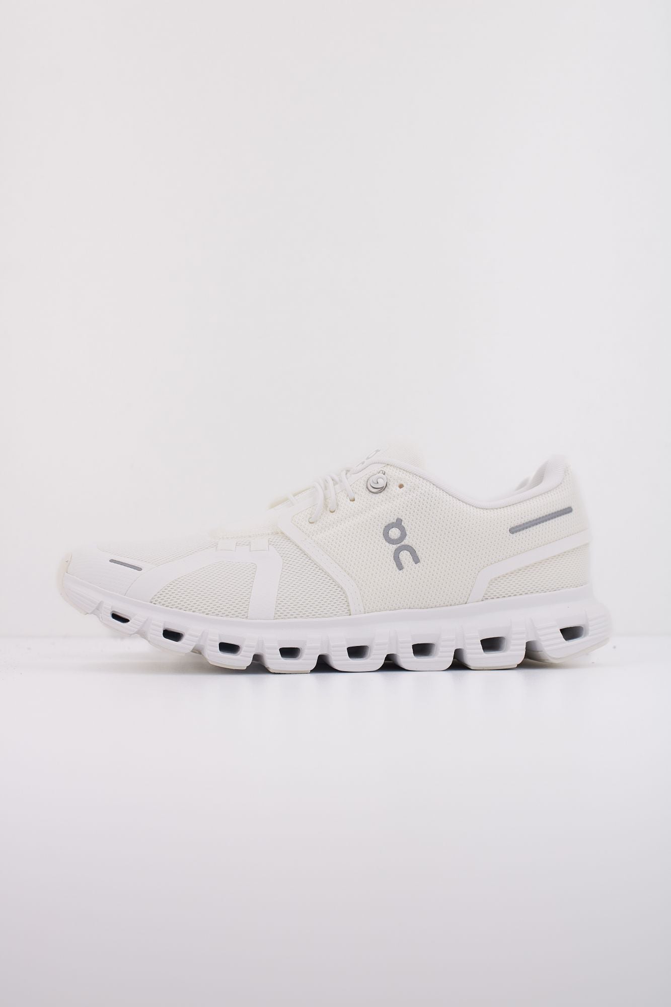 ON RUNNING CLOUD 6 en color BLANCO (1)