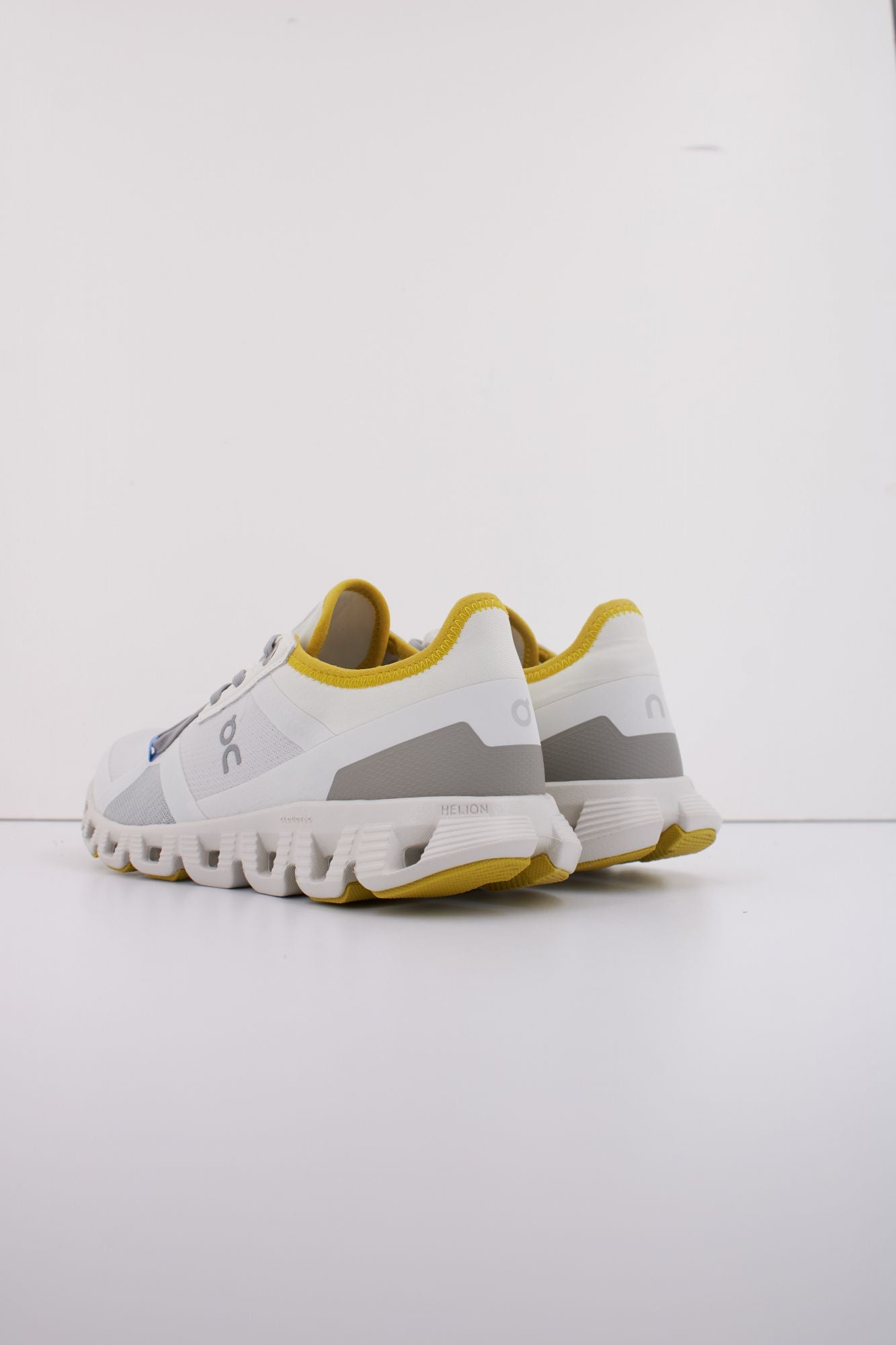 ON RUNNING CLOUD X 3 AD W en color GRIS (4)