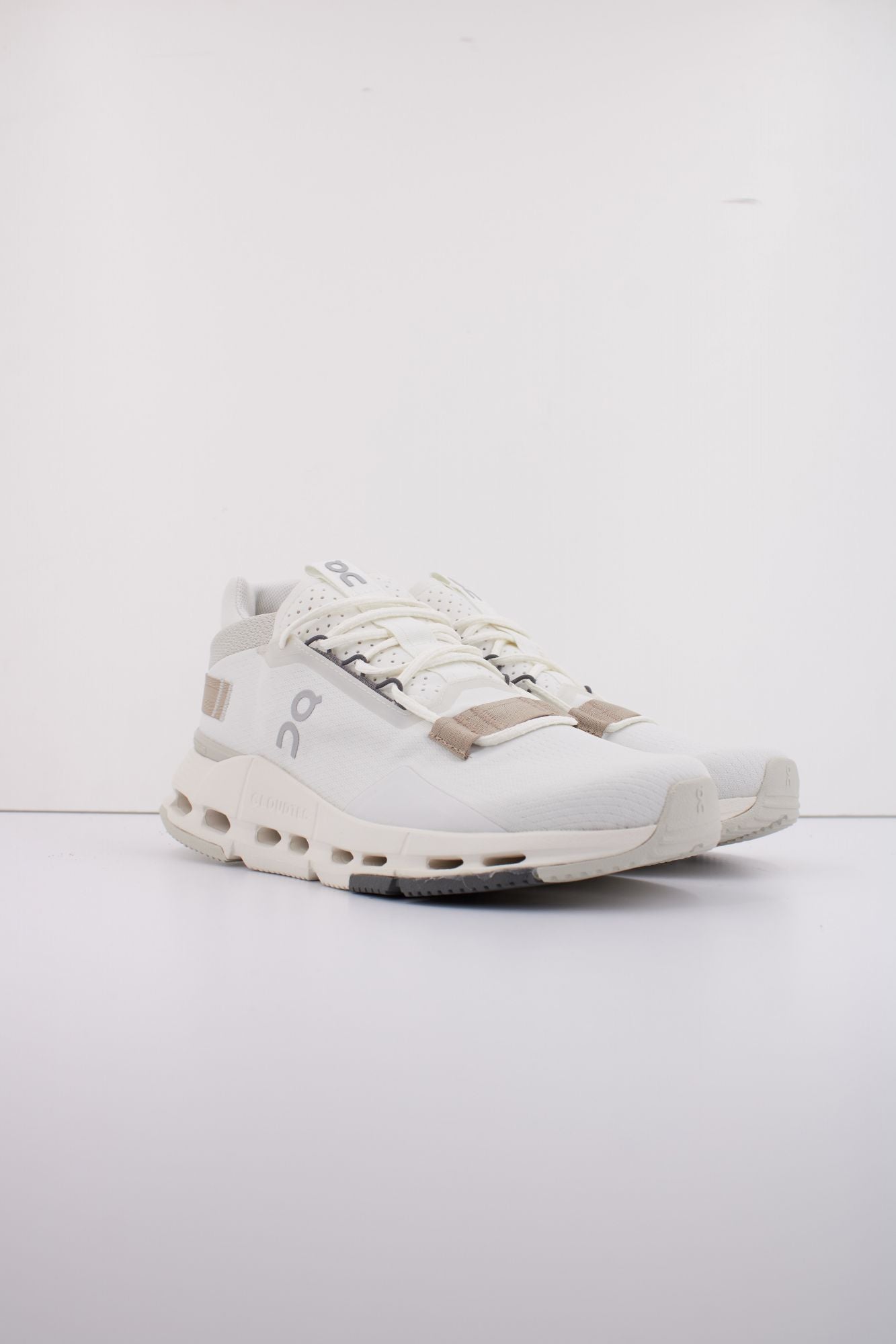 ON RUNNING CLOUDNOVA 2 W en color BLANCO (2)