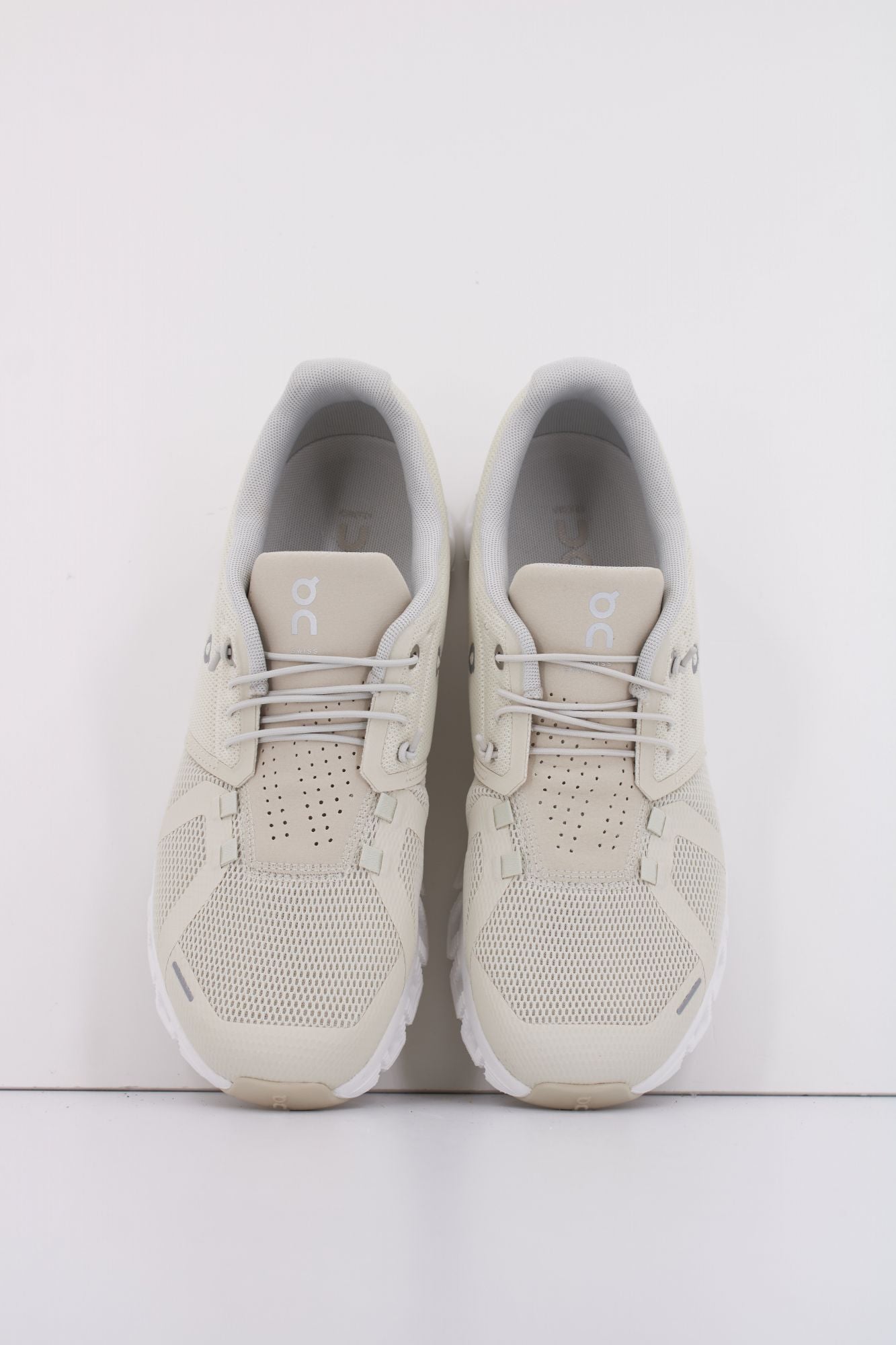 ON RUNNING CLOUD 5 M en color MARRON CLARO (3)
