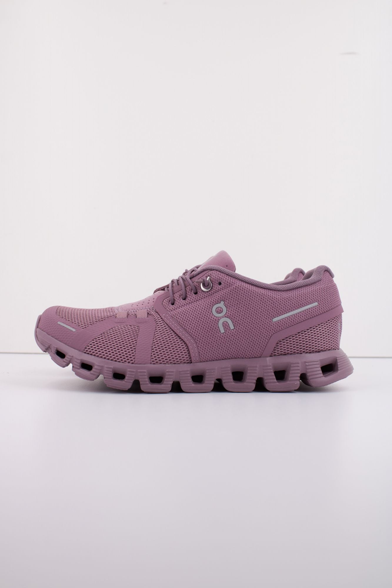 ON RUNNING CLOUD 5 W en color VIOLETA (1)