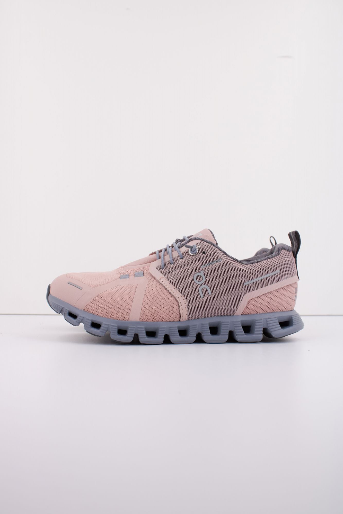 ON RUNNING CLOUD 5 WATERPROOF W en color ROSA (1)