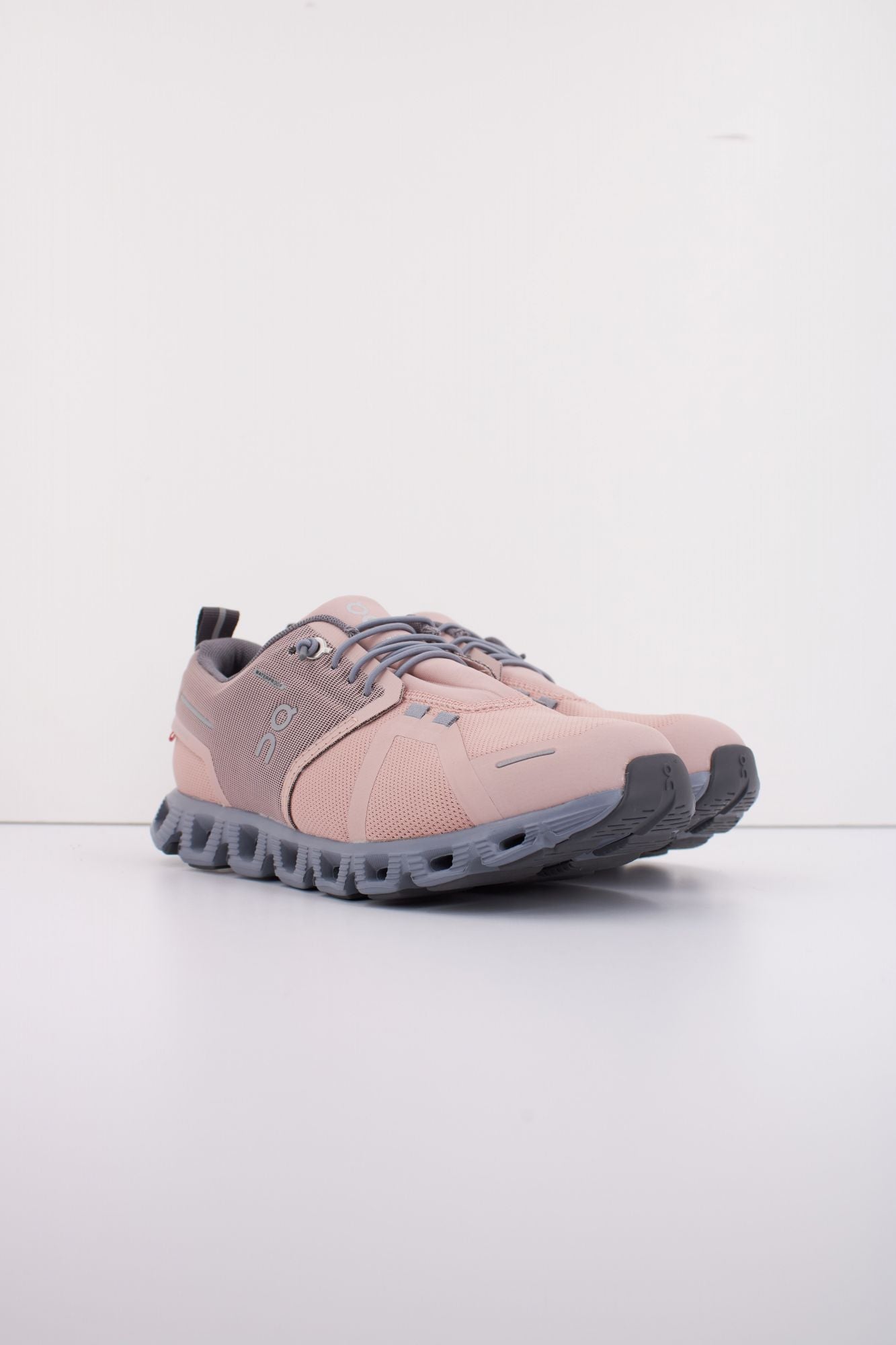 ON RUNNING CLOUD 5 WATERPROOF W en color ROSA (2)