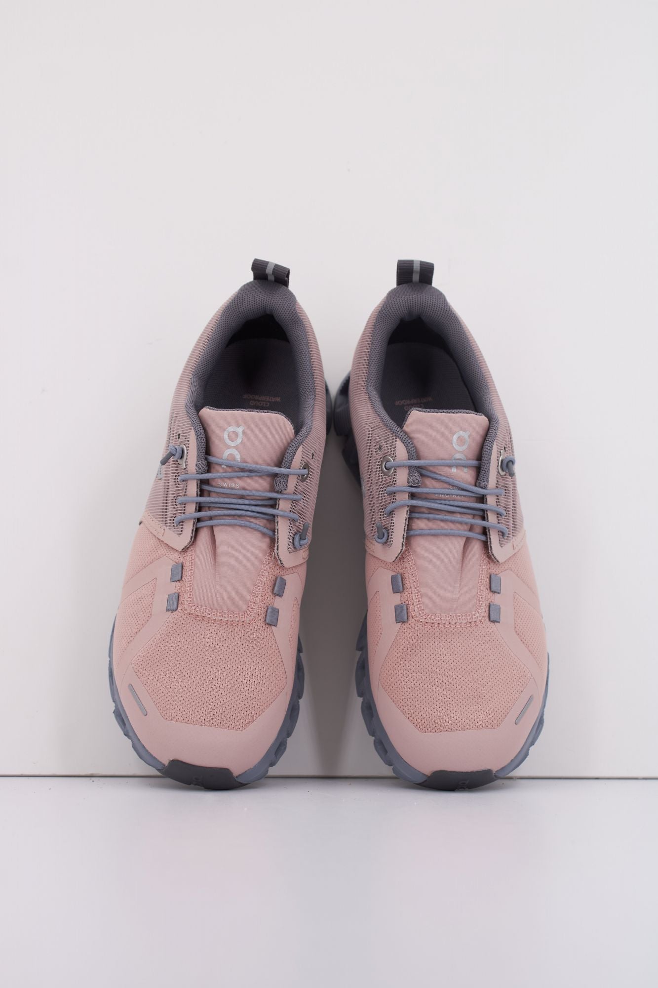 ON RUNNING CLOUD 5 WATERPROOF W en color ROSA (3)