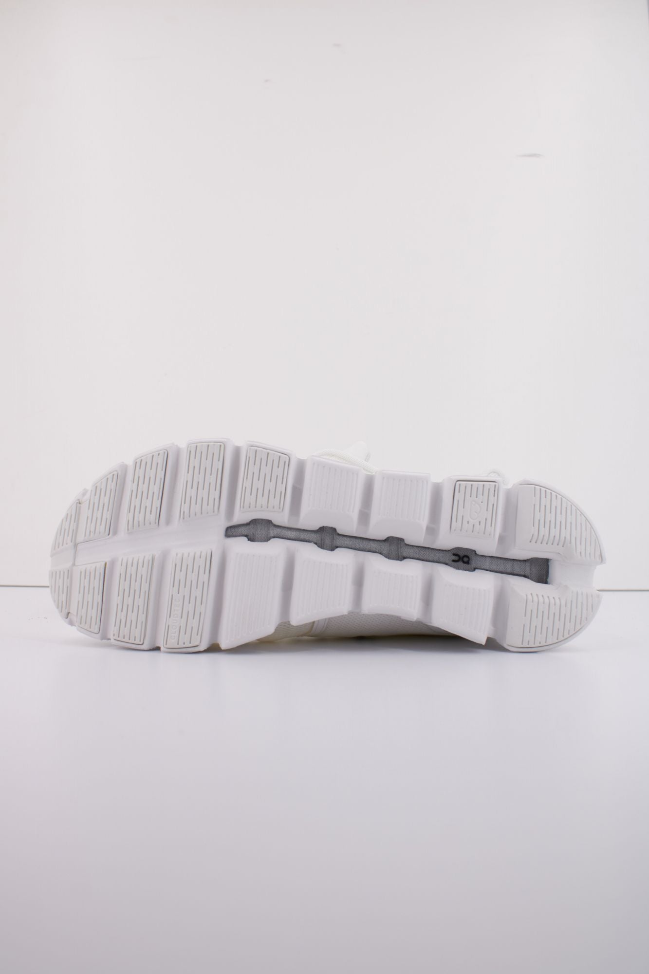 ON RUNNING CLOUD 5 M en color BLANCO (5)