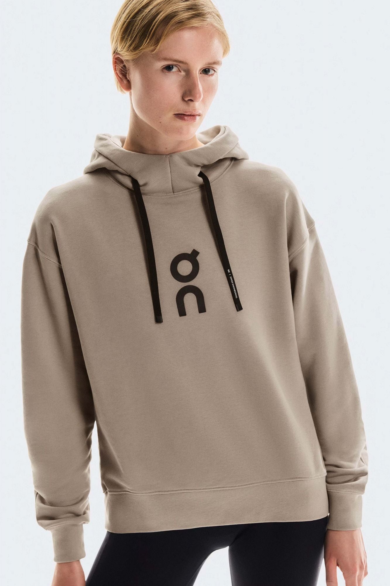 ON RUNNING CLUB HOODIE W en color MARRON (1)