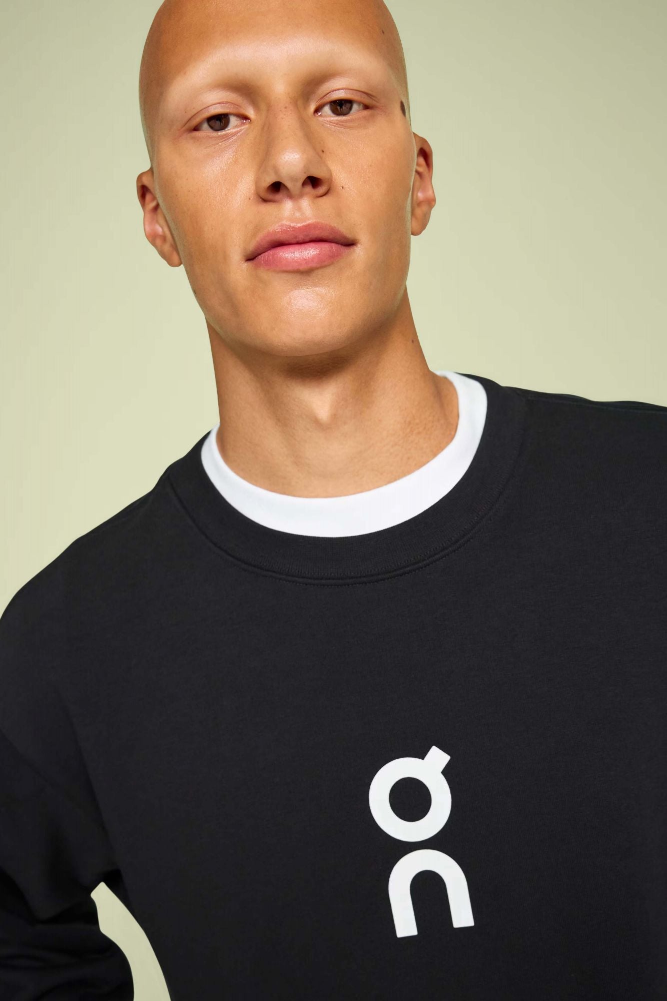 ON RUNNING CLUB CREW en color NEGRO (2)