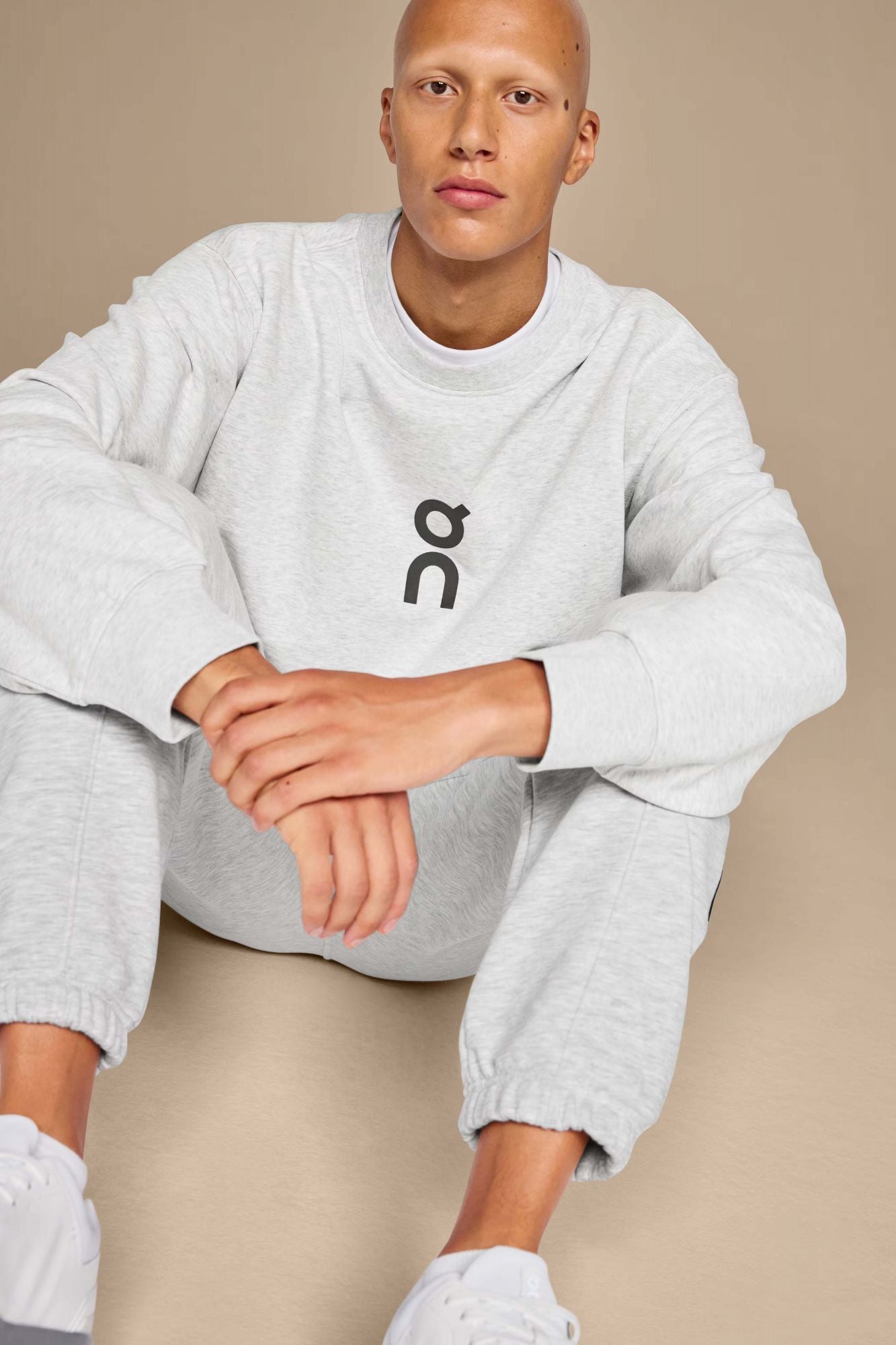 ON RUNNING CLUB CREW en color GRIS (3)