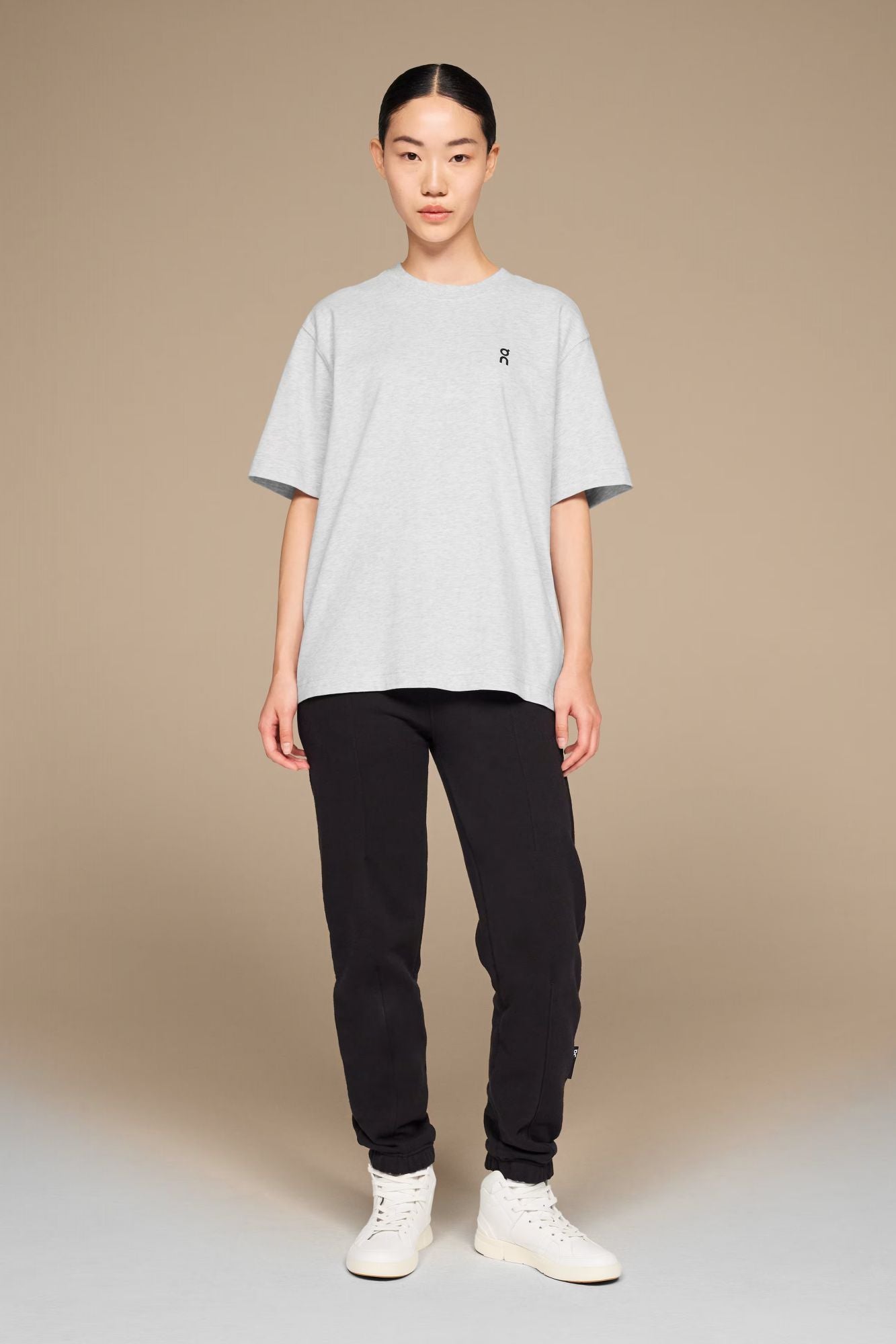 ON RUNNING CLUB T M en color GRIS (3)