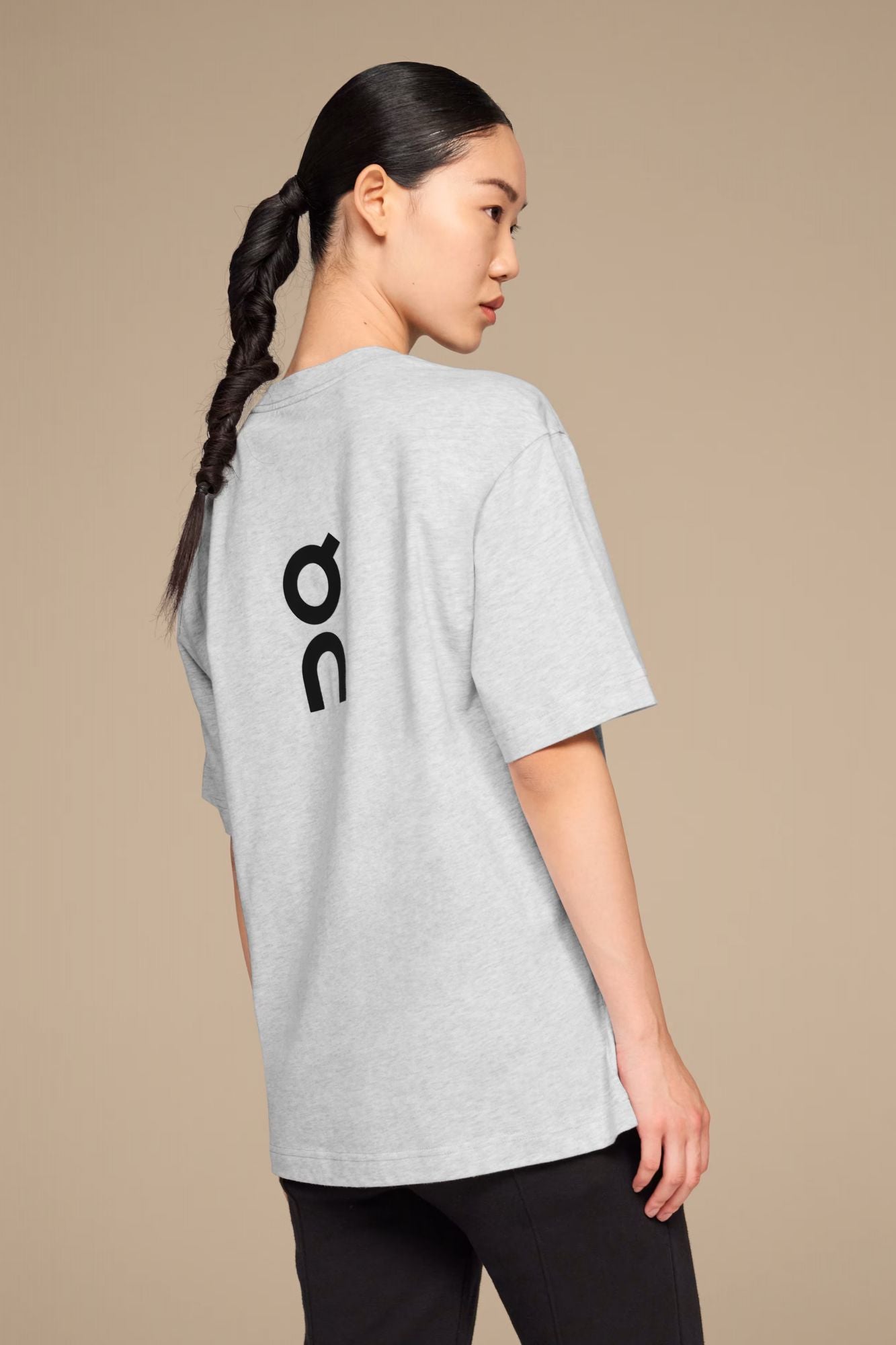 ON RUNNING CLUB T M en color GRIS (4)