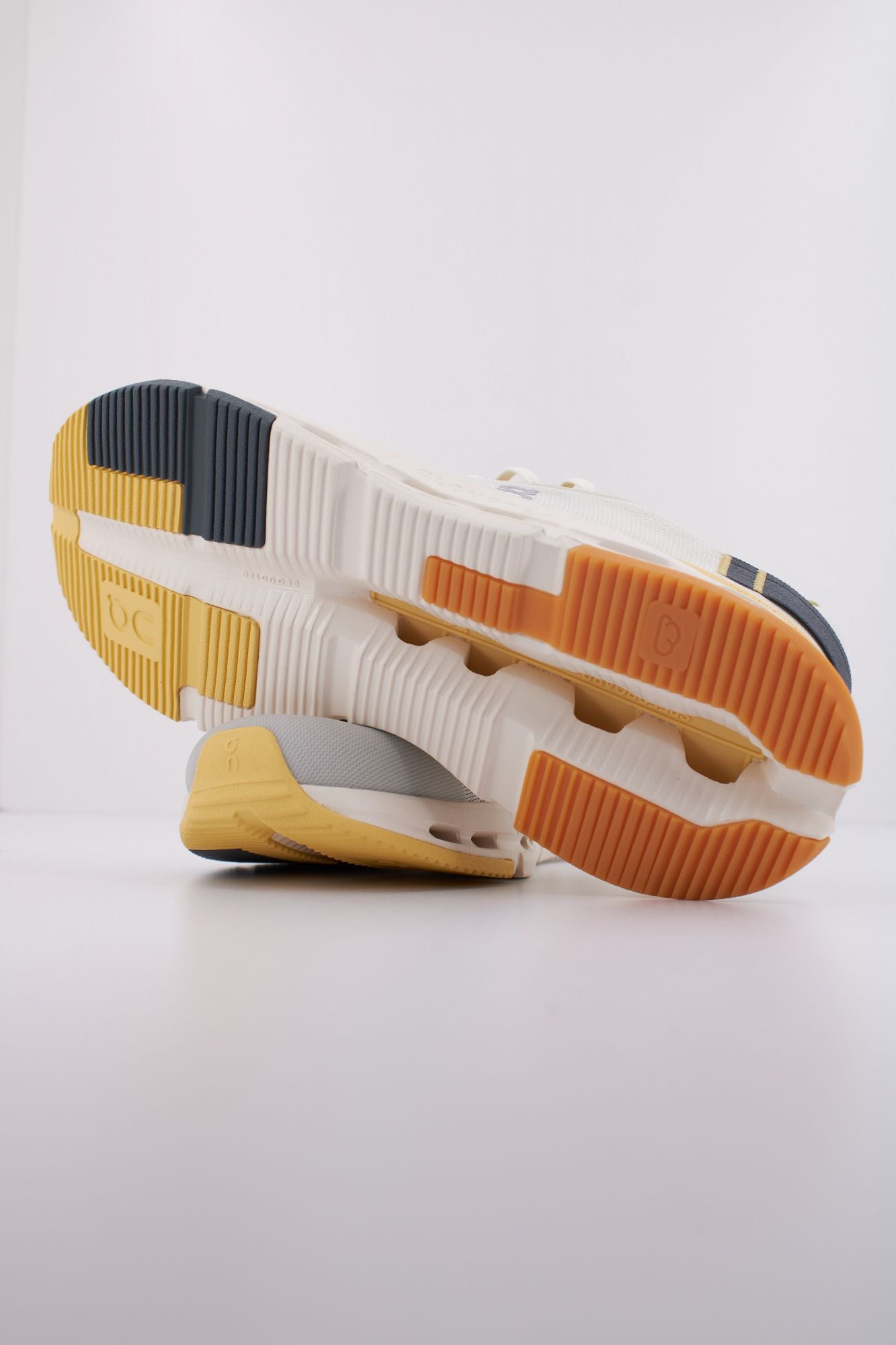 ON RUNNING CLOUDNOVA FORM 2 en color BLANCO (5)