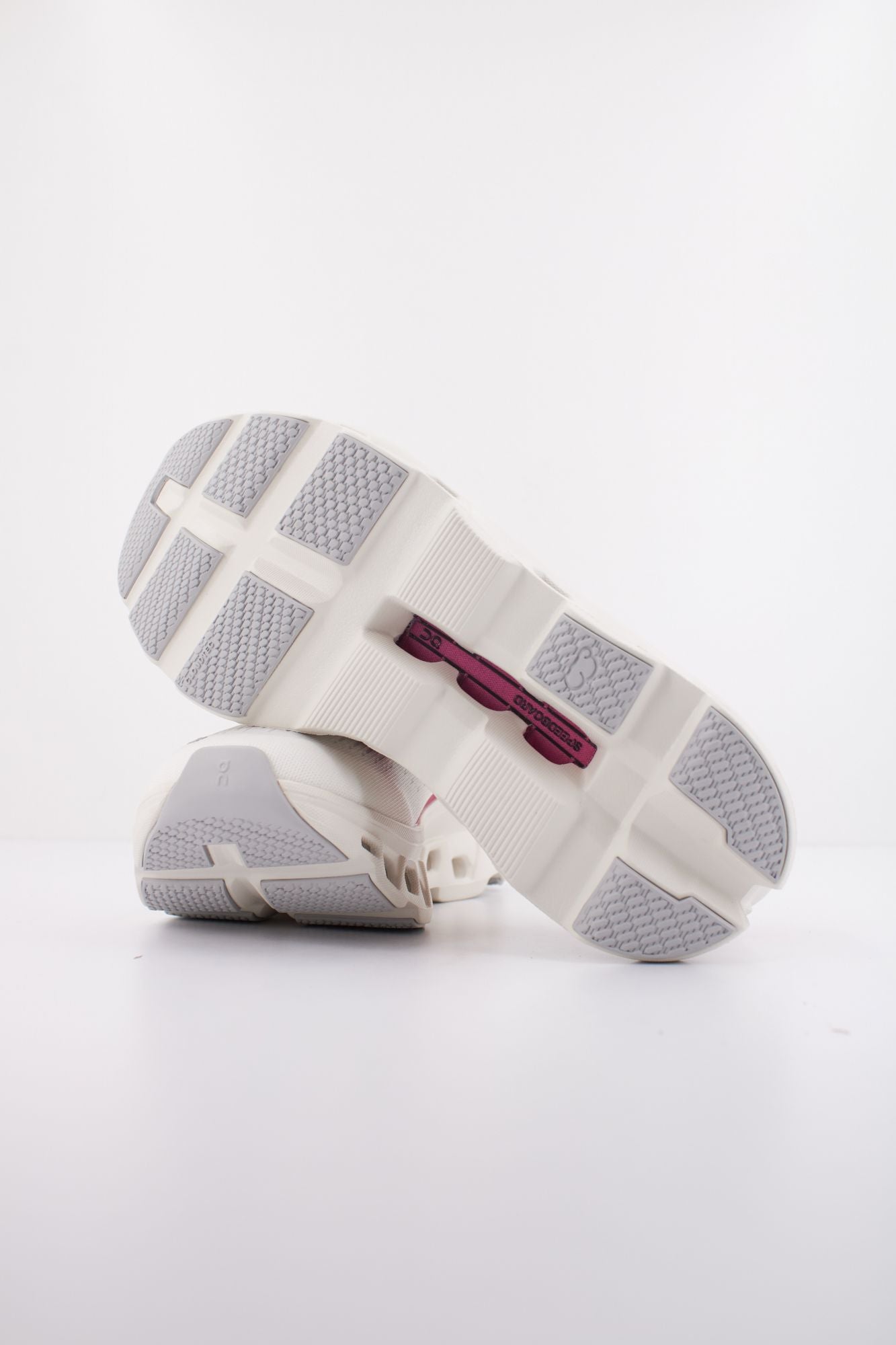 ON RUNNING CLOUDMONSTER en color BLANCO (5)