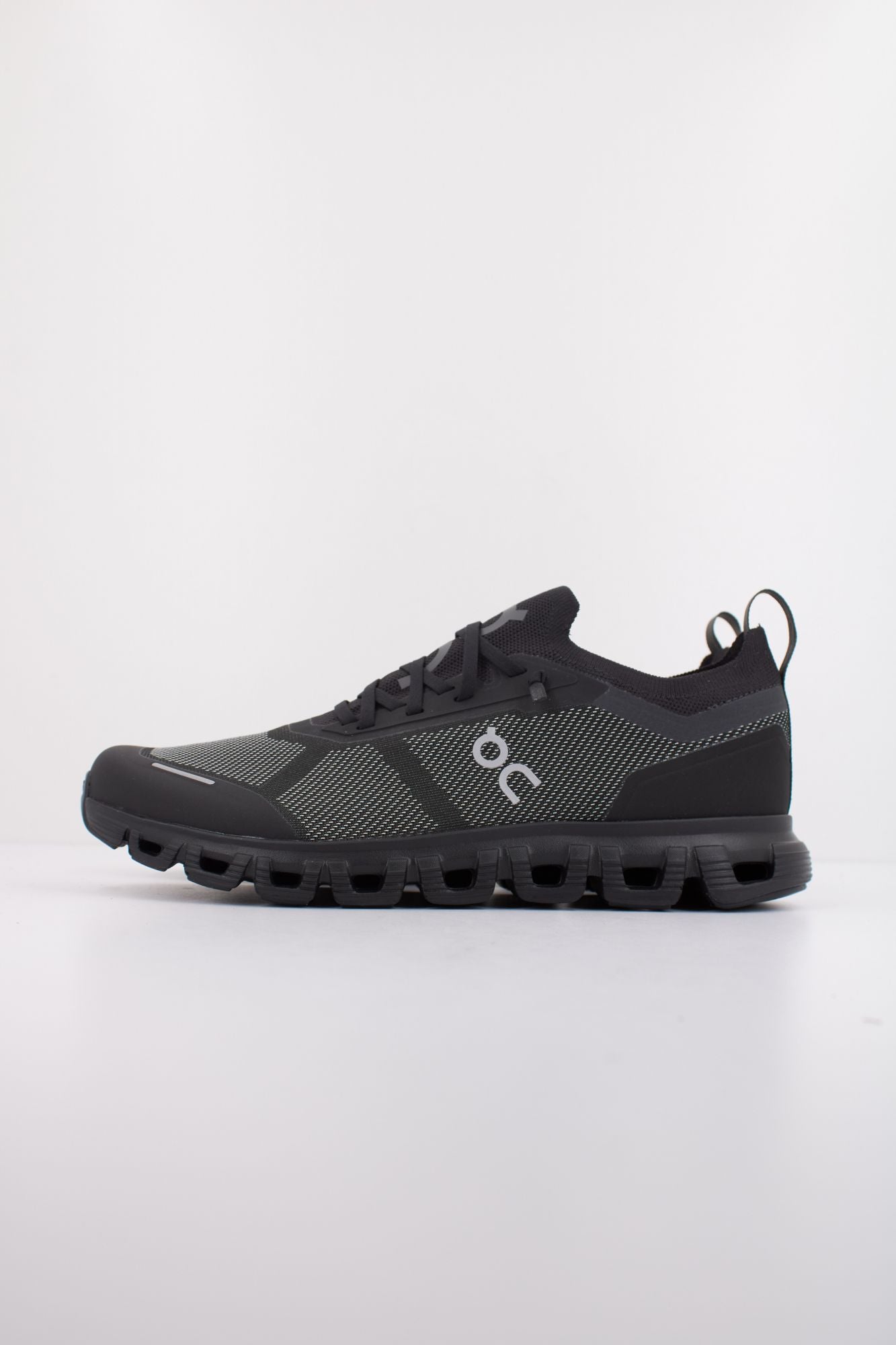 ON RUNNING CLOUD 6 VERSA en color NEGRO (1)