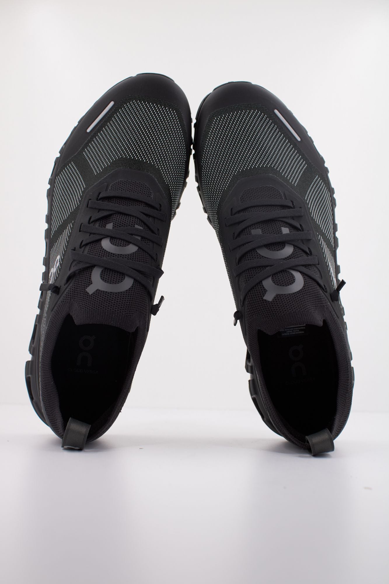 ON RUNNING CLOUD 6 VERSA en color NEGRO (3)