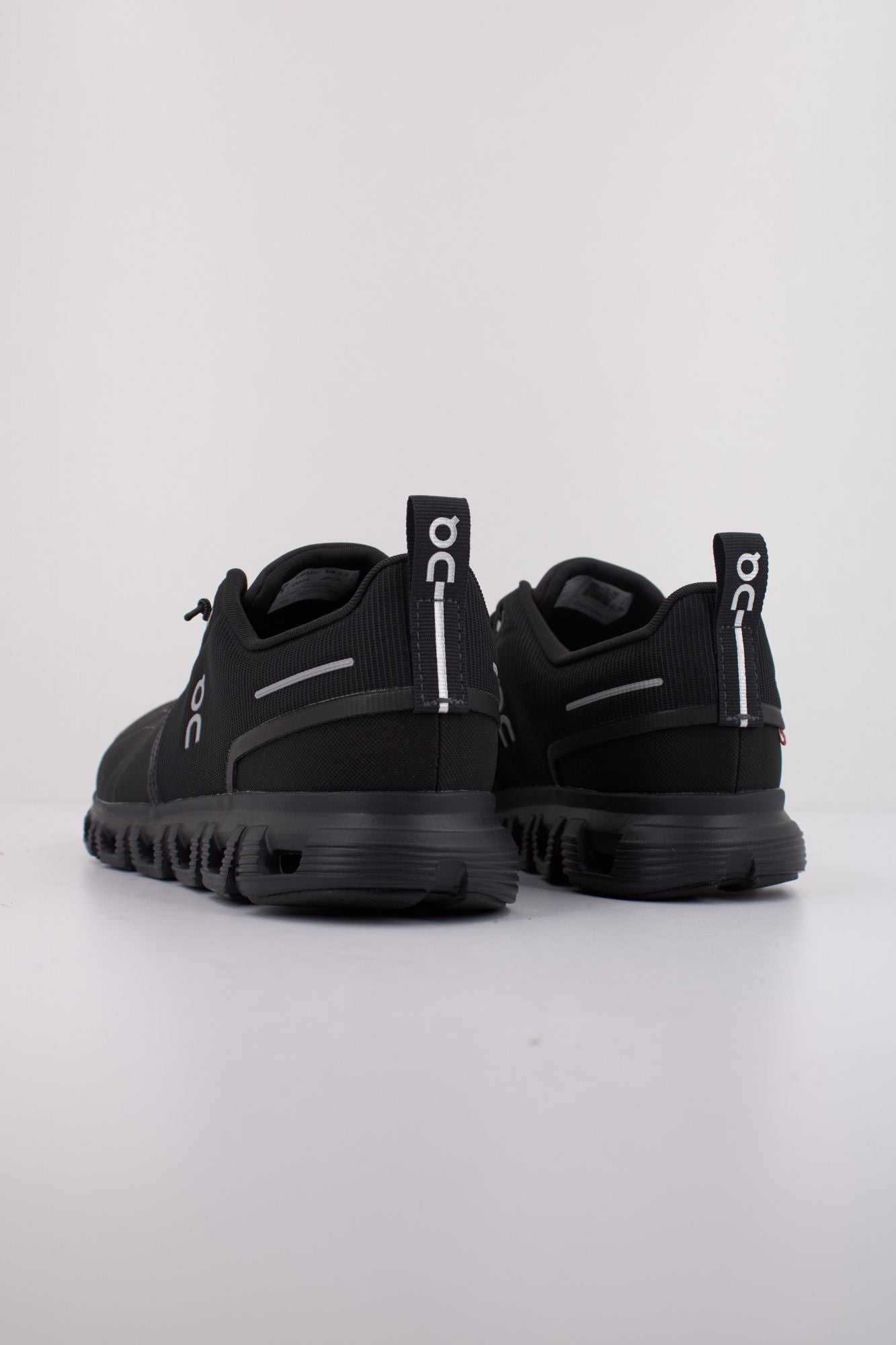 ON RUNNING  CLOUD 6 WP  en color NEGRO (4)