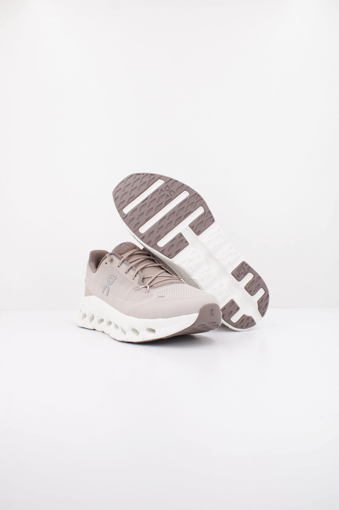 ON RUNNING CLOUDTILT en color MARRON (5)