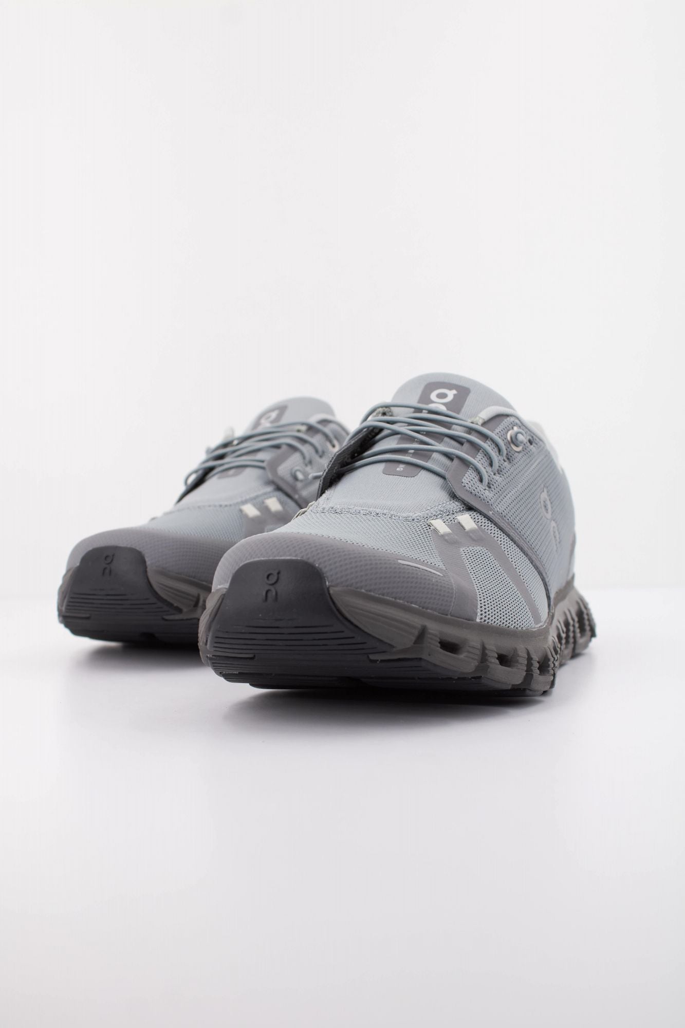 ON RUNNING CLOUD 6 en color GRIS (2)