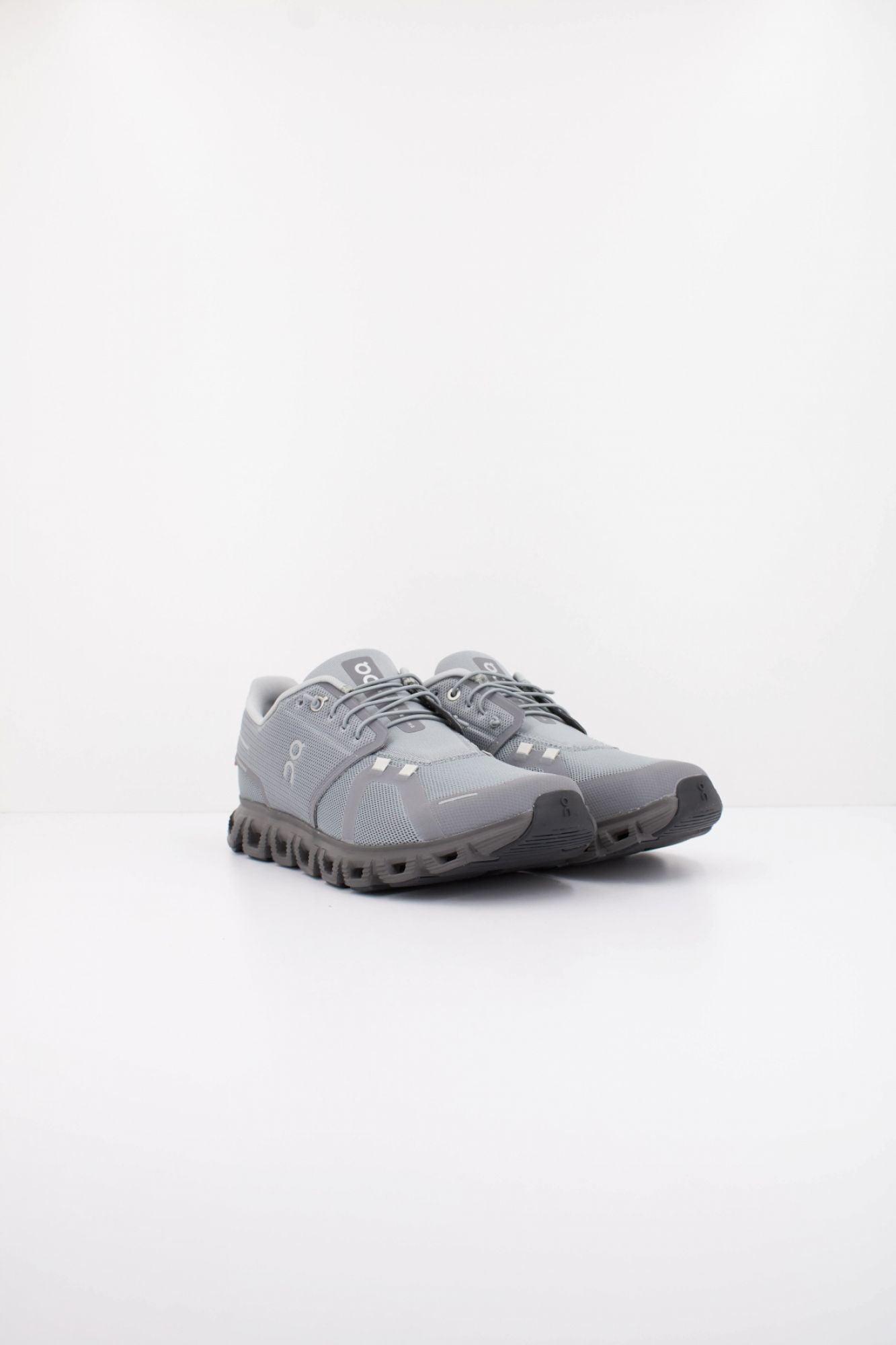 ON RUNNING CLOUD 6 en color GRIS (2)