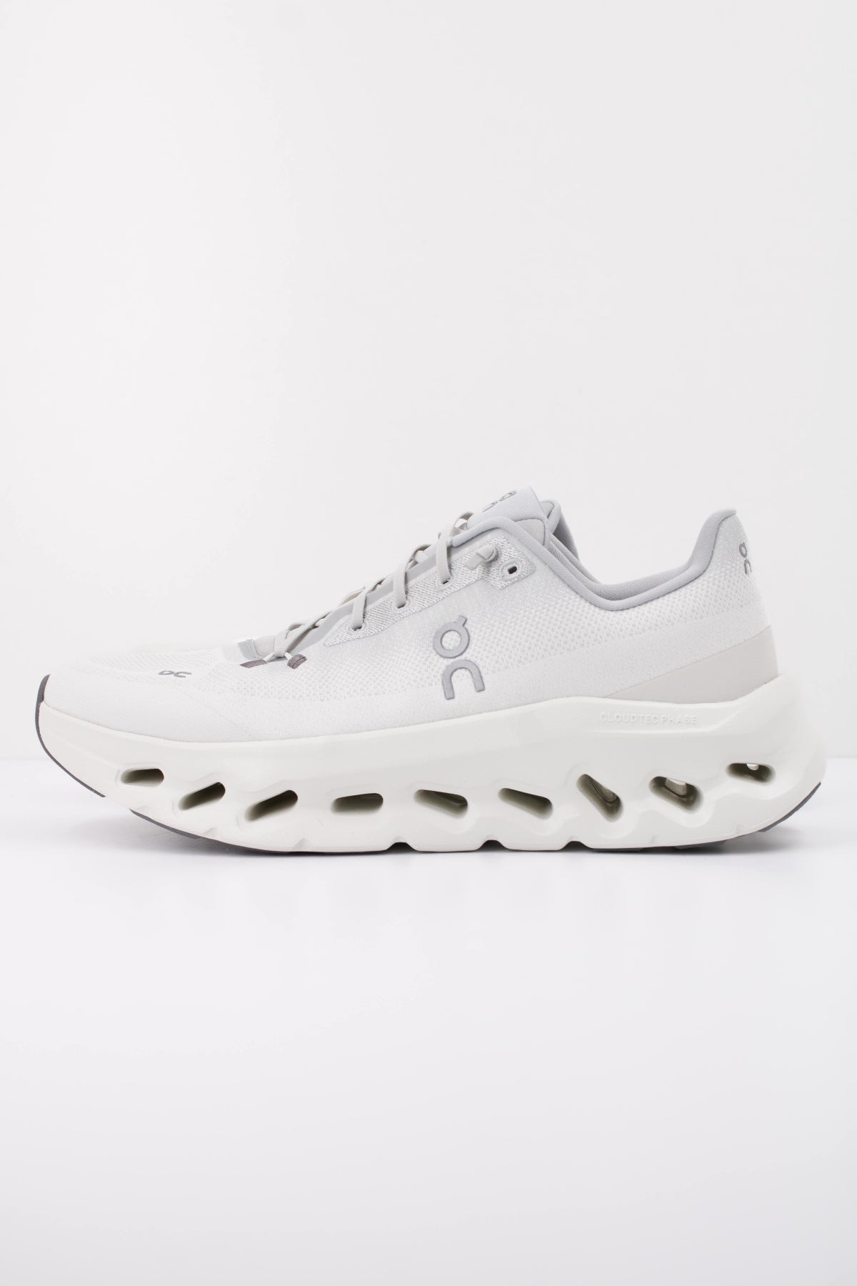 ON RUNNING CLOUDTILT M en color BLANCO (1)