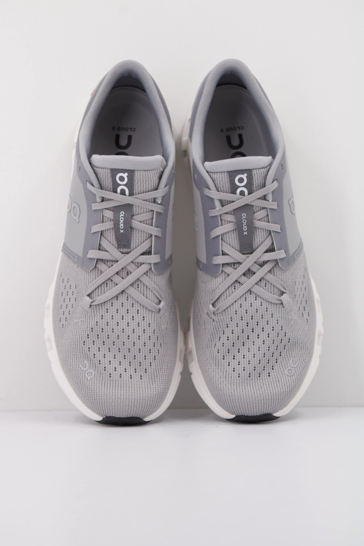 ON RUNNING CLOUD X 4 M en color GRIS (3)