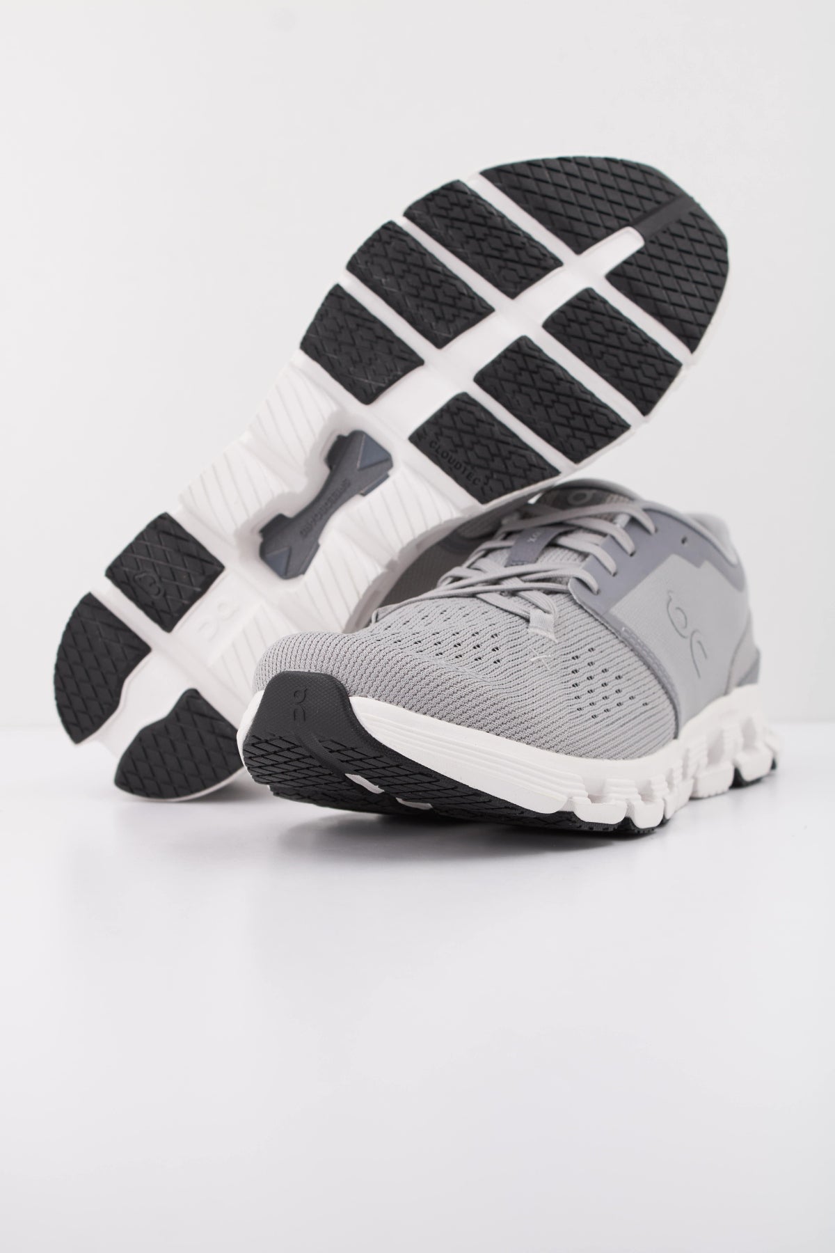 ON RUNNING CLOUD X 4 M en color GRIS (5)
