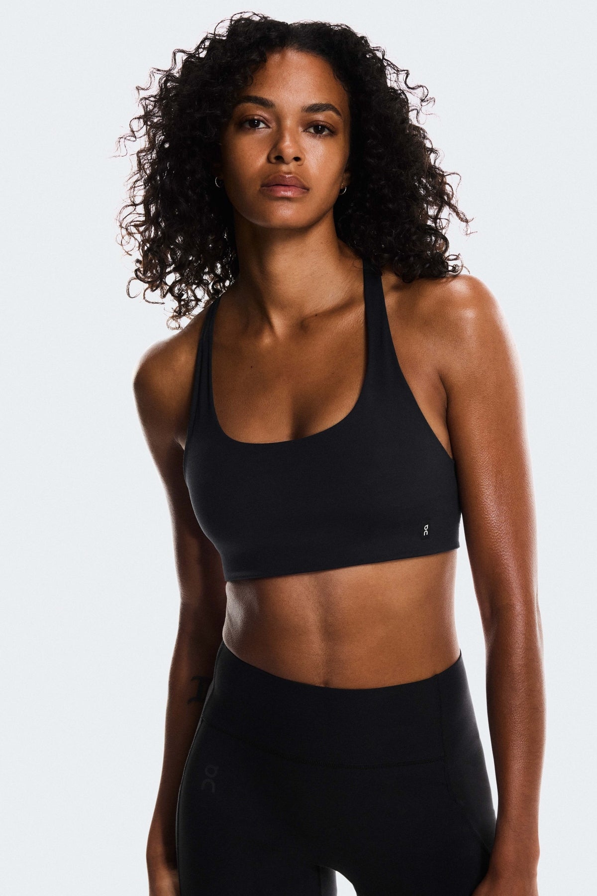 ON RUNNING STUDIO BRA W en color NEGRO (1)