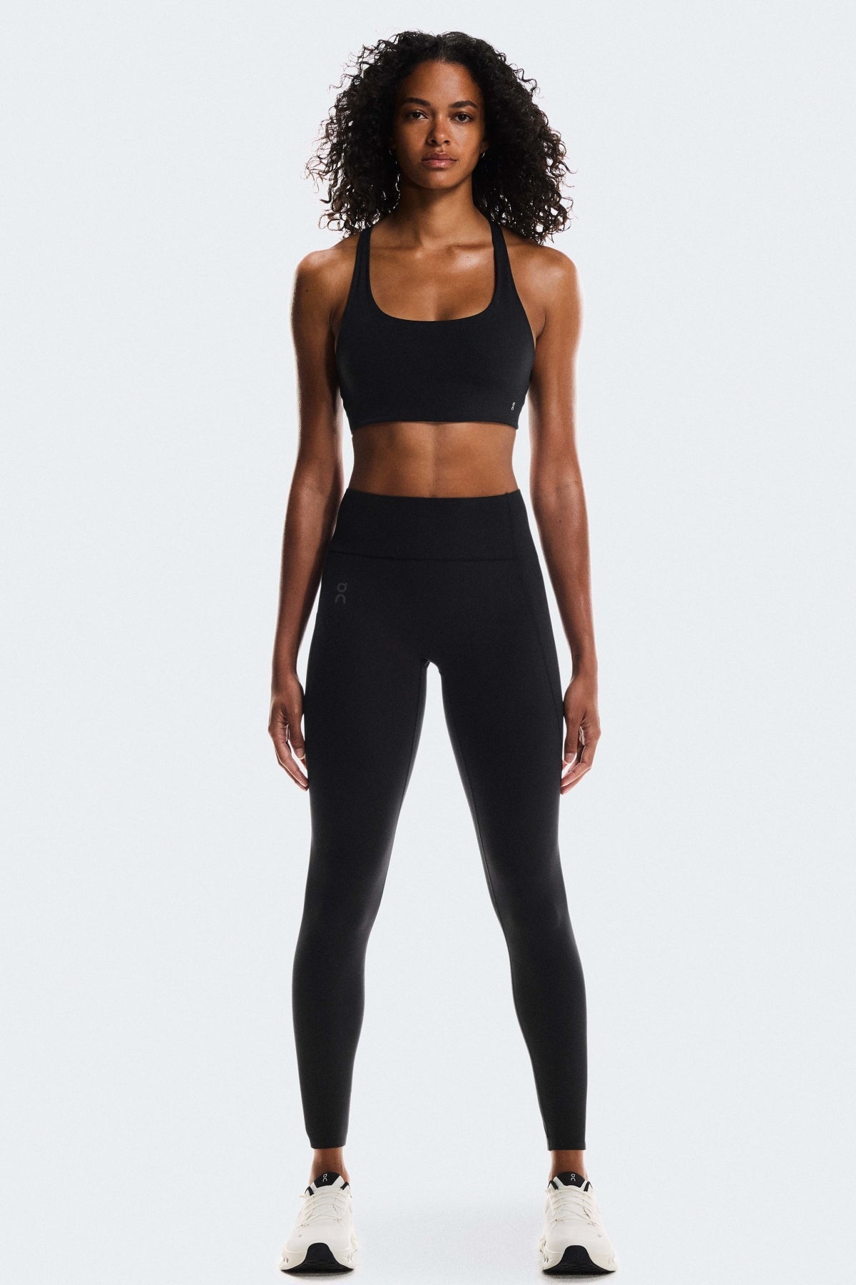 ON RUNNING STUDIO BRA W en color NEGRO (3)