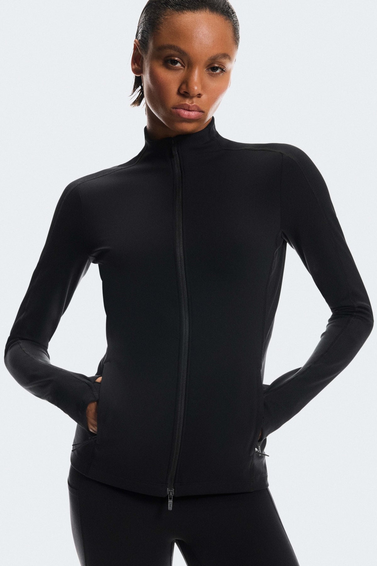 ON RUNNING STUDIO JACKET W en color NEGRO (1)