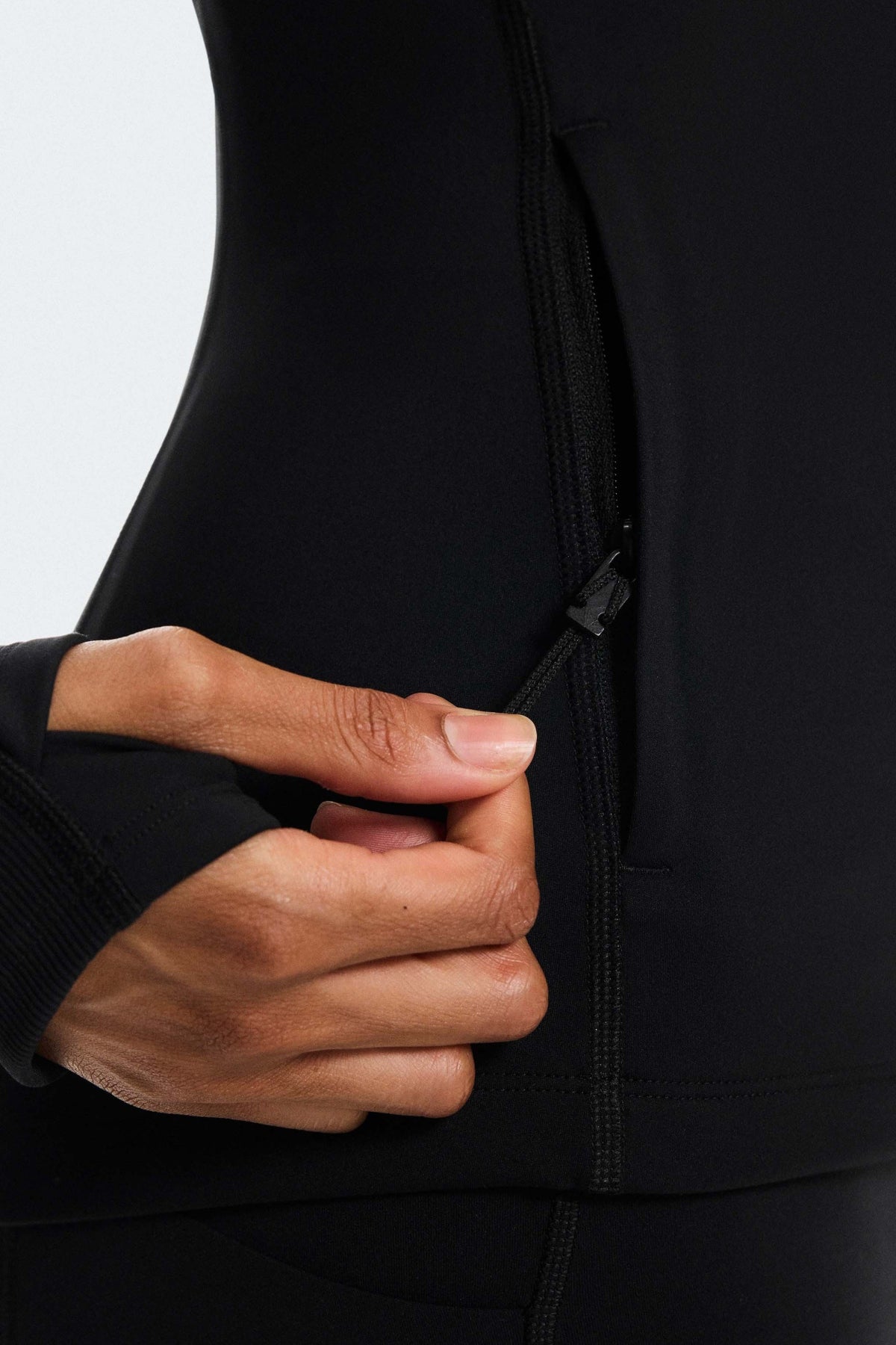 ON RUNNING STUDIO JACKET W en color NEGRO (4)