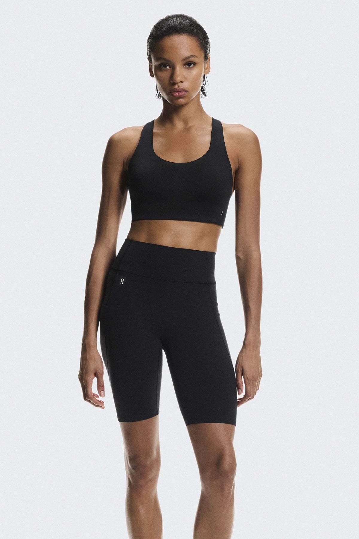 ON RUNNING STUDIO TIGHTS SHORT W en color NEGRO (1)