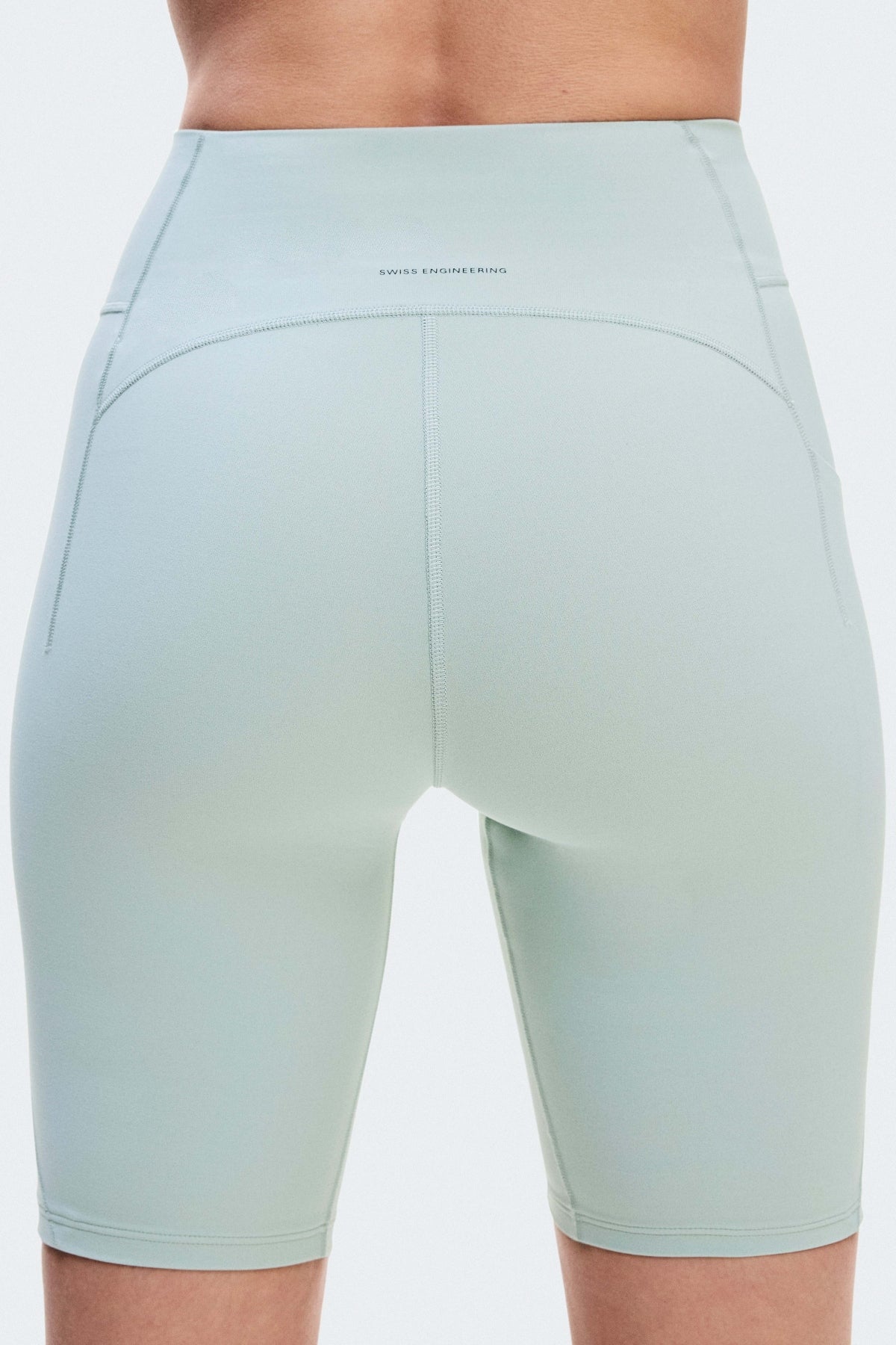 ON RUNNING STUDIO TIGHTS SHORT W en color VERDE (2)
