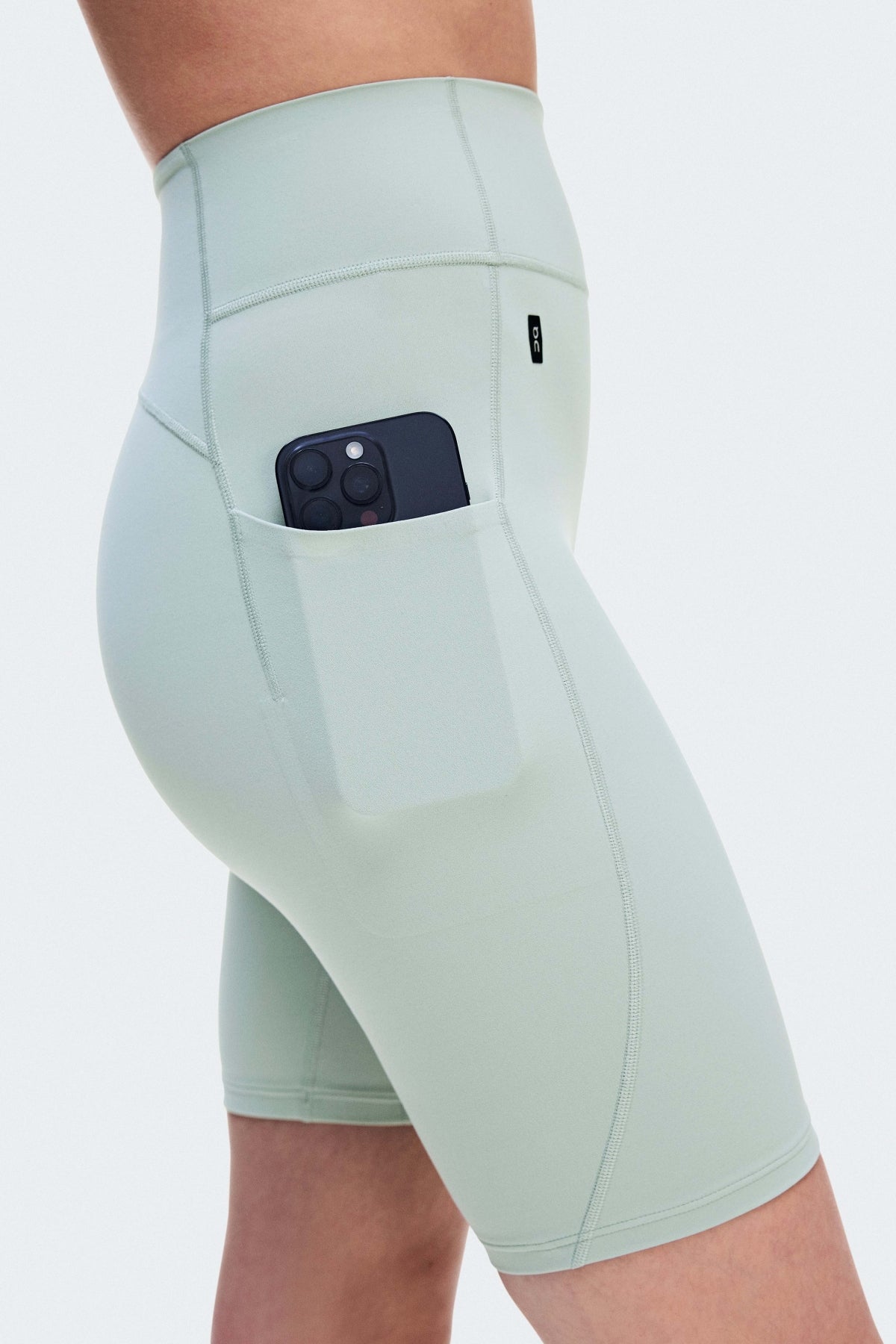ON RUNNING STUDIO TIGHTS SHORT W en color VERDE (4)