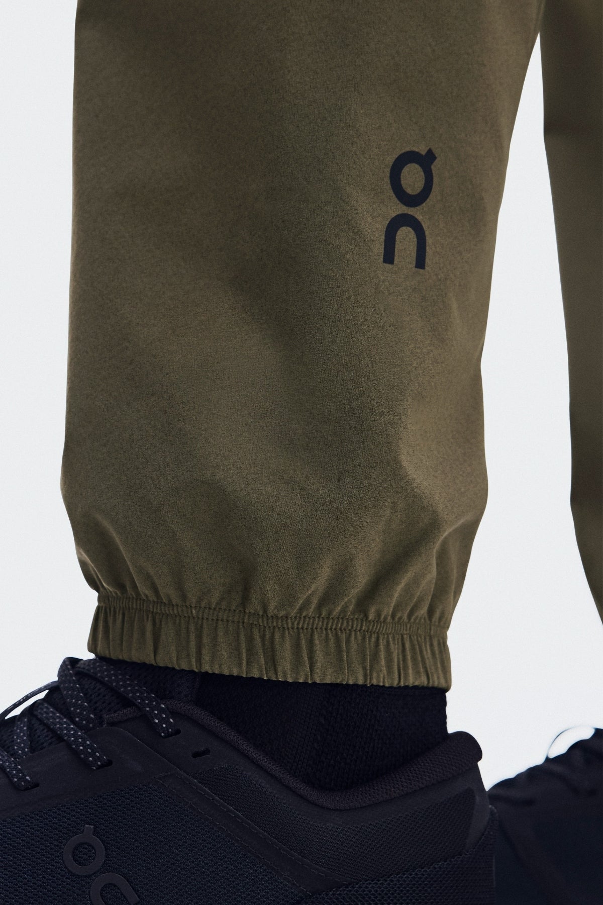 ON RUNNING FOCUS PANTS 1 M BARK en color  (3)