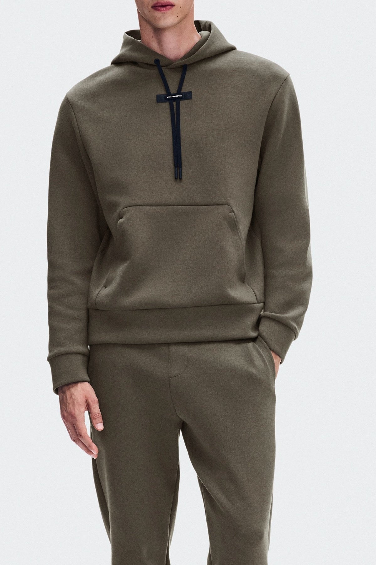 ON RUNNING FOCUS TECH HOODIE 1 M BARK en color  (1)