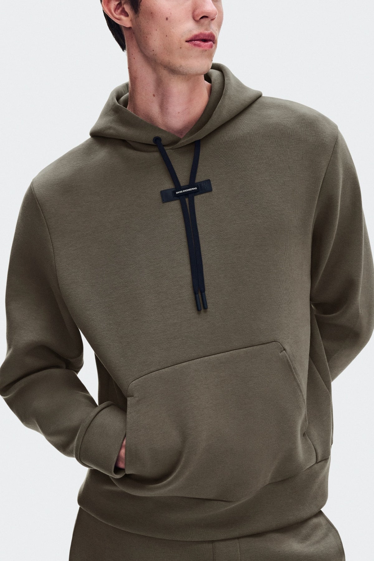 ON RUNNING FOCUS TECH HOODIE 1 M BARK en color  (3)