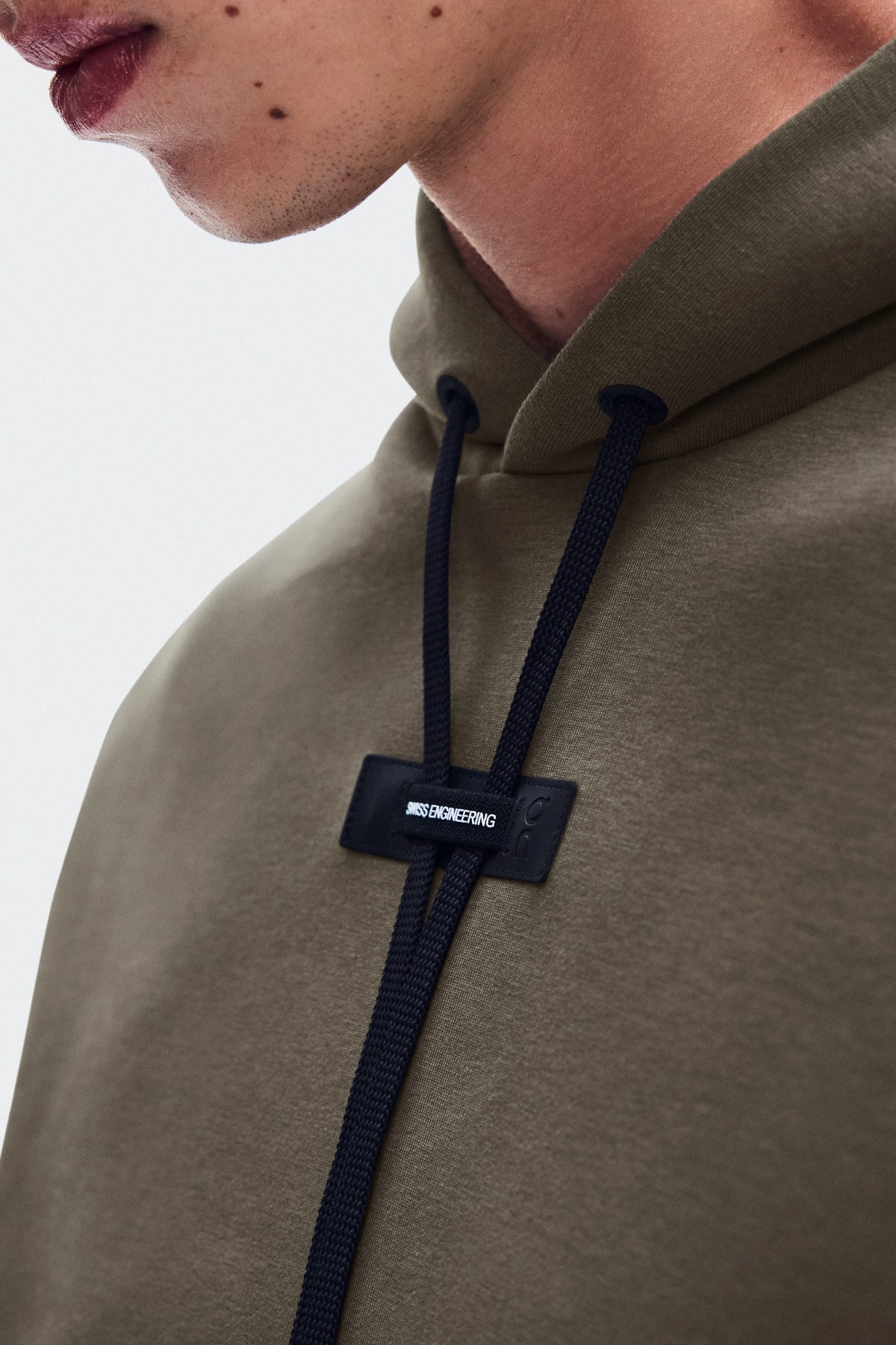 ON RUNNING FOCUS TECH HOODIE 1 M BARK en color  (4)