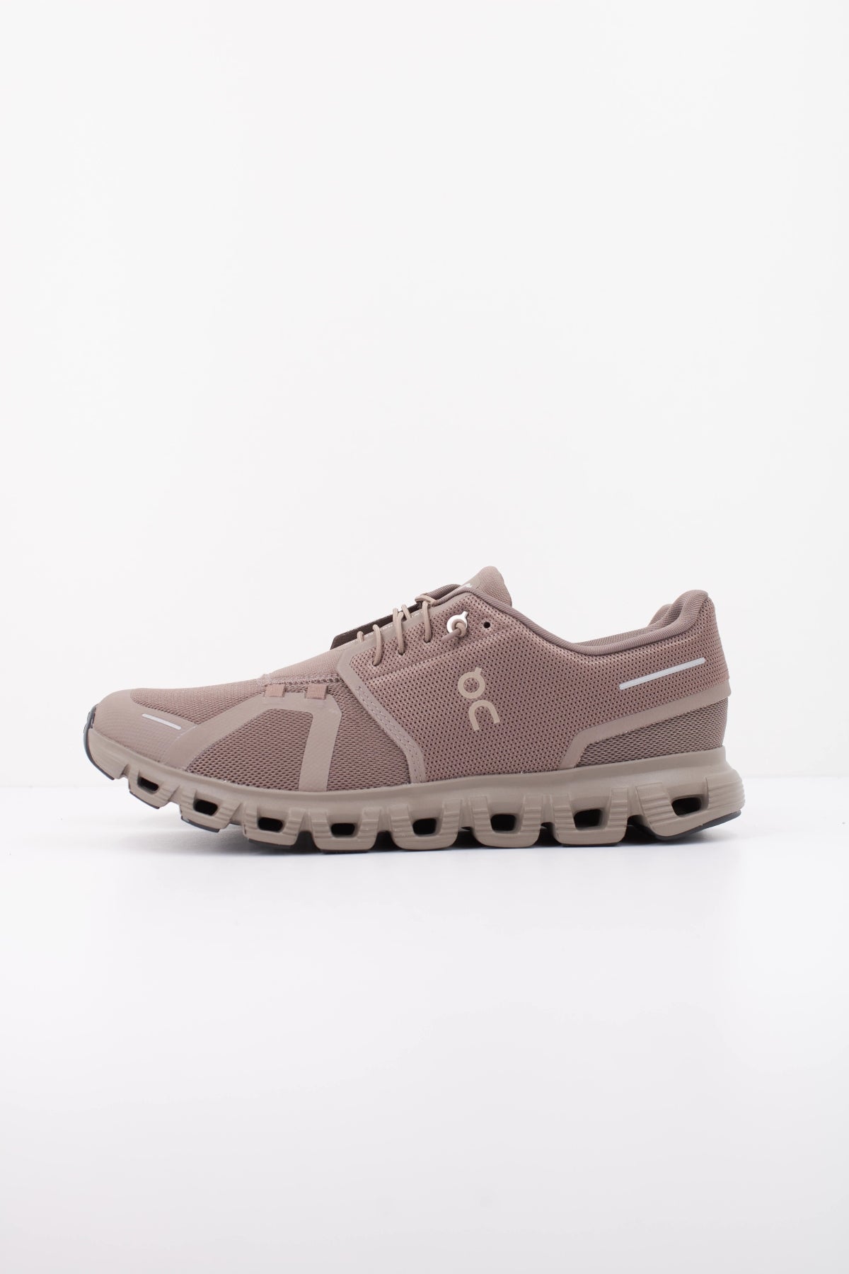 ON RUNNING CLOUD 6 en color MARRON (1)