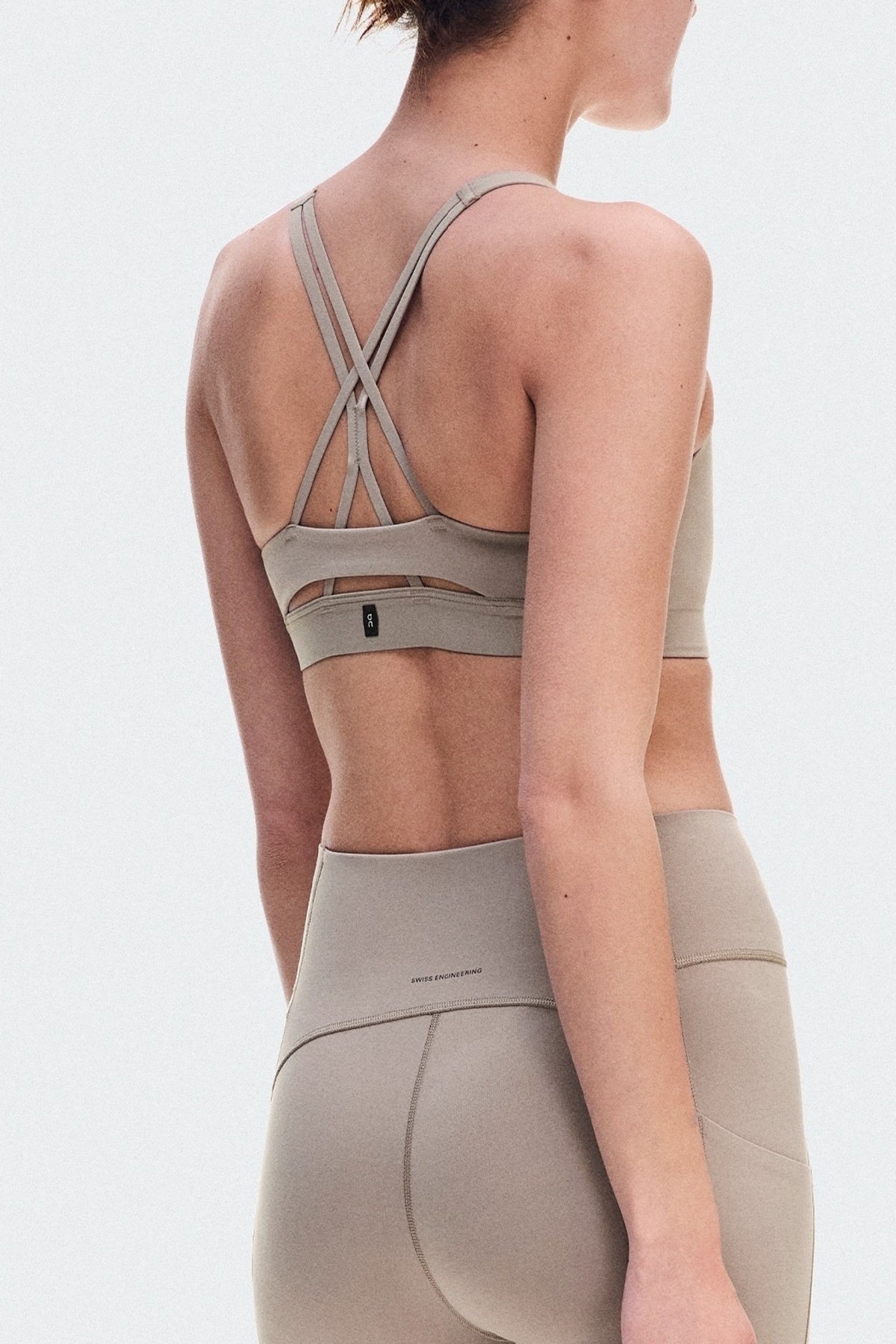 ON RUNNING STUDIO BRA 2 en color BEIS (2)